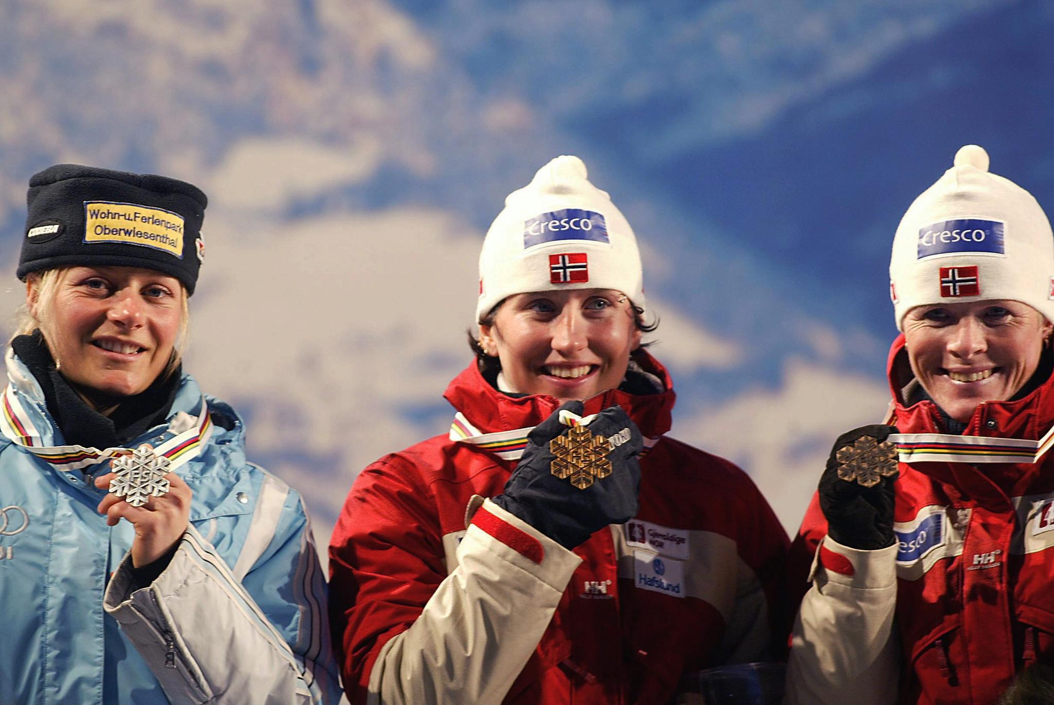 Her startet gullrushet for Marit Bjørgen. 22-åringen fra Rognes vinner gullet på sprinten under VM i Val di Fiemme i 2003. Det er hennes første VM-gull. Det skulle bli 17 medaljer til. Til venstre Claudia Künzel og lagkamerat Heidi Gjermundshaug Pedersen.  