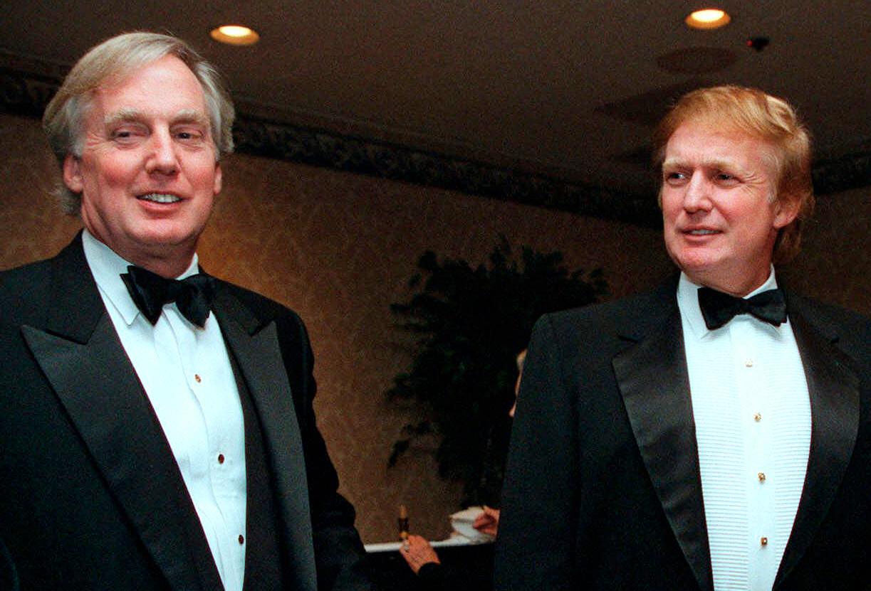 Robert Trump (til venstre) har stort sett skydd søkelyset. Her er han sammen med Donald Trump under et arrangement i 1999. 