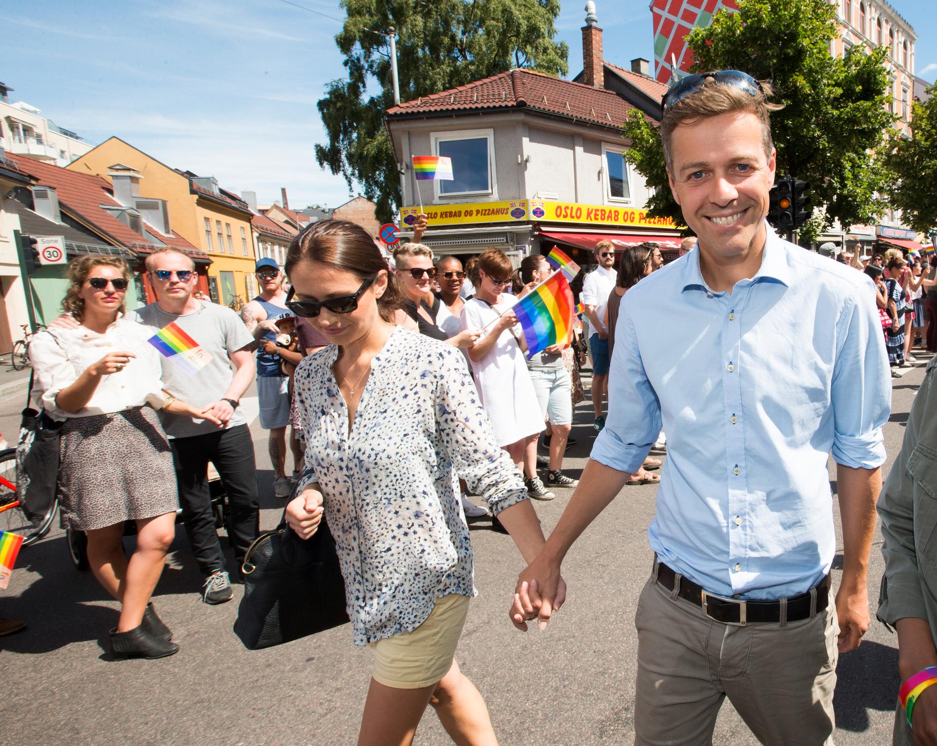 «Homofili er ikke ideologi – det er slik en er skapt», skriver tidligere KrF-leder Knut Arild Hareide. Her sammen med konen Lisa Maria i Pride-parade i 2016.