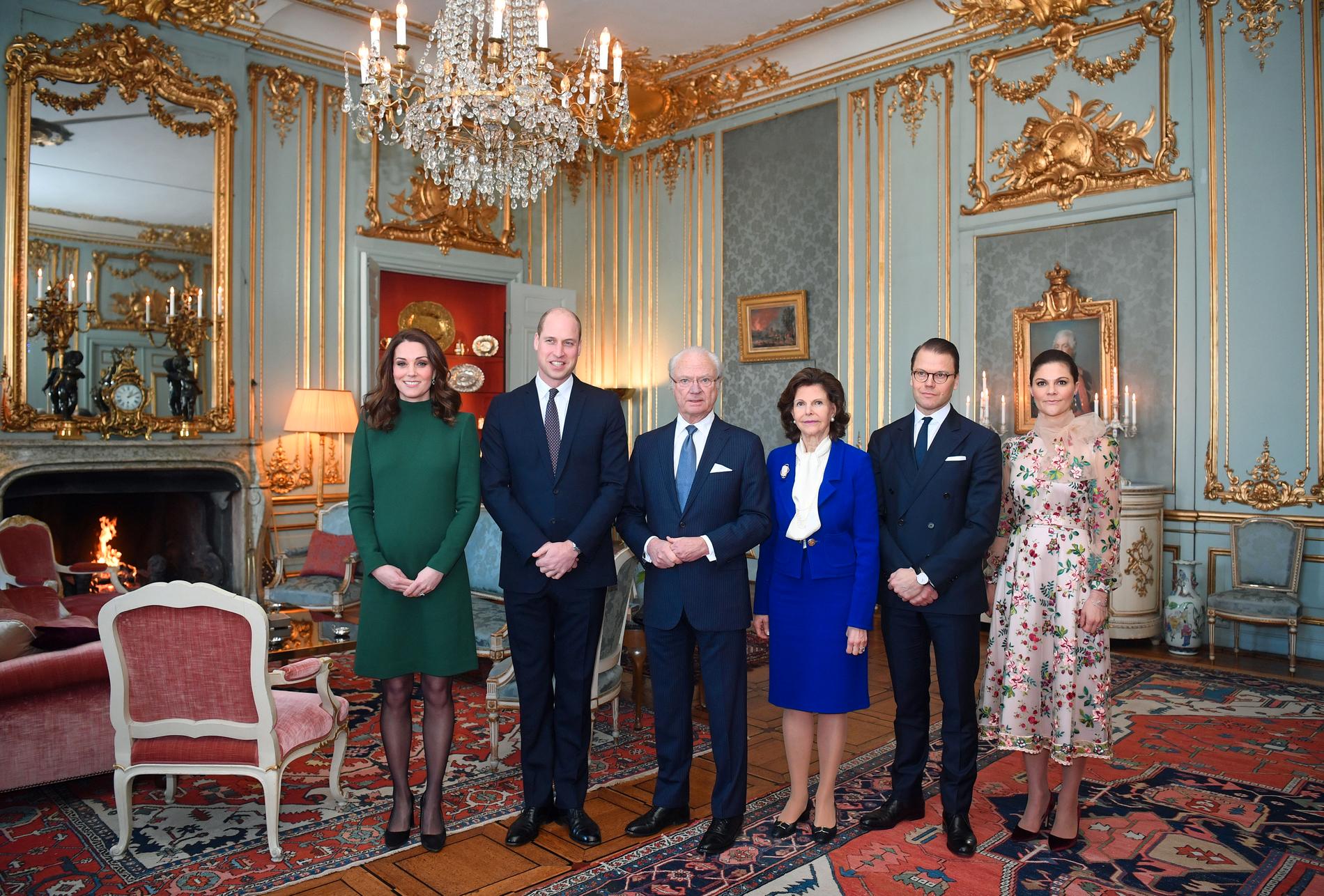  I VARMEN: Den svenske kongefamilien inviterte prins William og hertuginne Kate til lunsj på Drottningholm slott. Her er paret fotografert sammen med kong Carl Gustav, dronning Silvia, prins Daniel og prinsesse Victoria. 