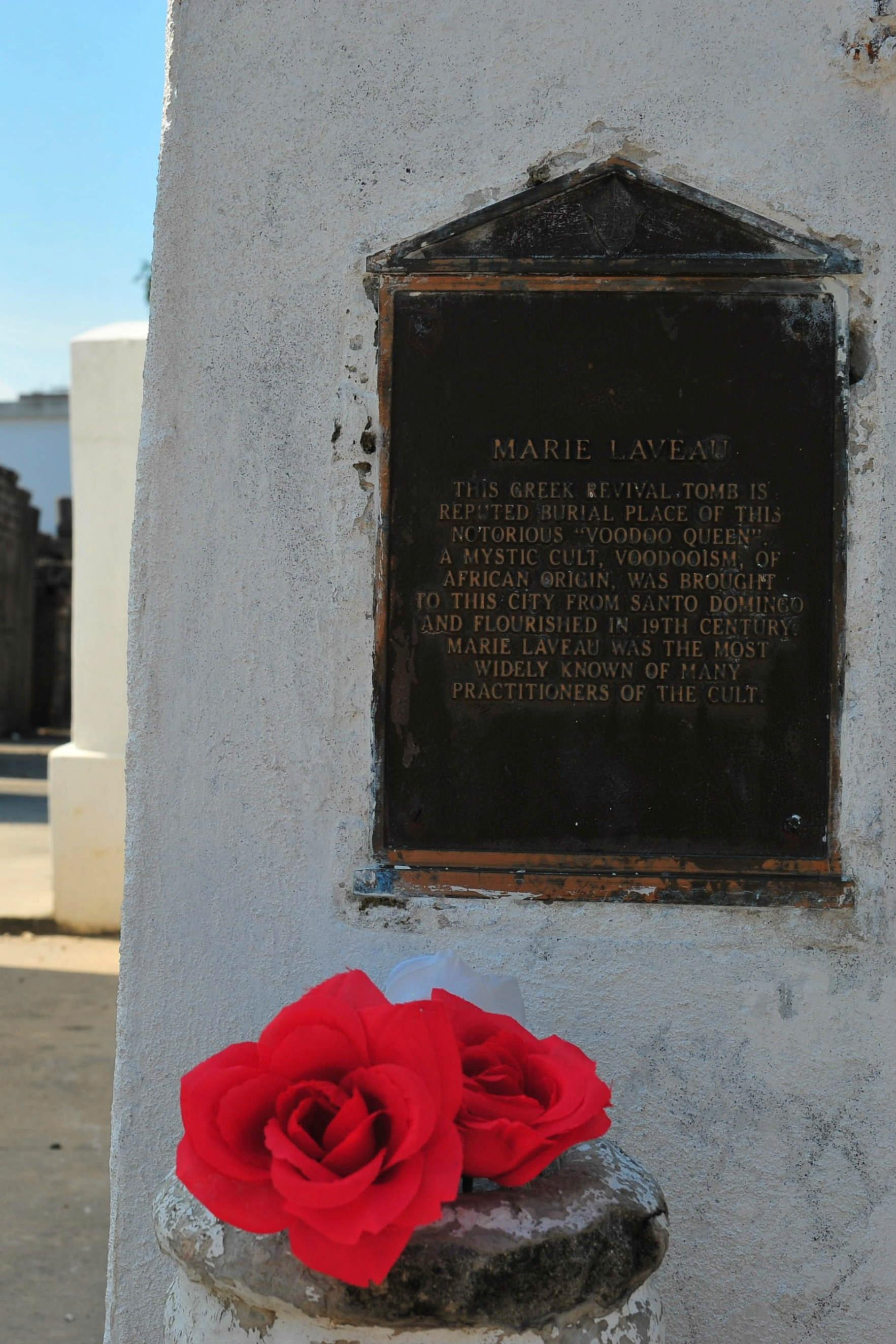 OFFERGAVE: Etter sin død i 1881 har Marie Laveau fått status som byens egen voodoo-dronning. I USA er det bare Elvis Presley som får flere besøkende ved graven enn henne. Nesten hver dag legges det nye gaver foran det lille hvite bygget i St. Louis Cementery #1.