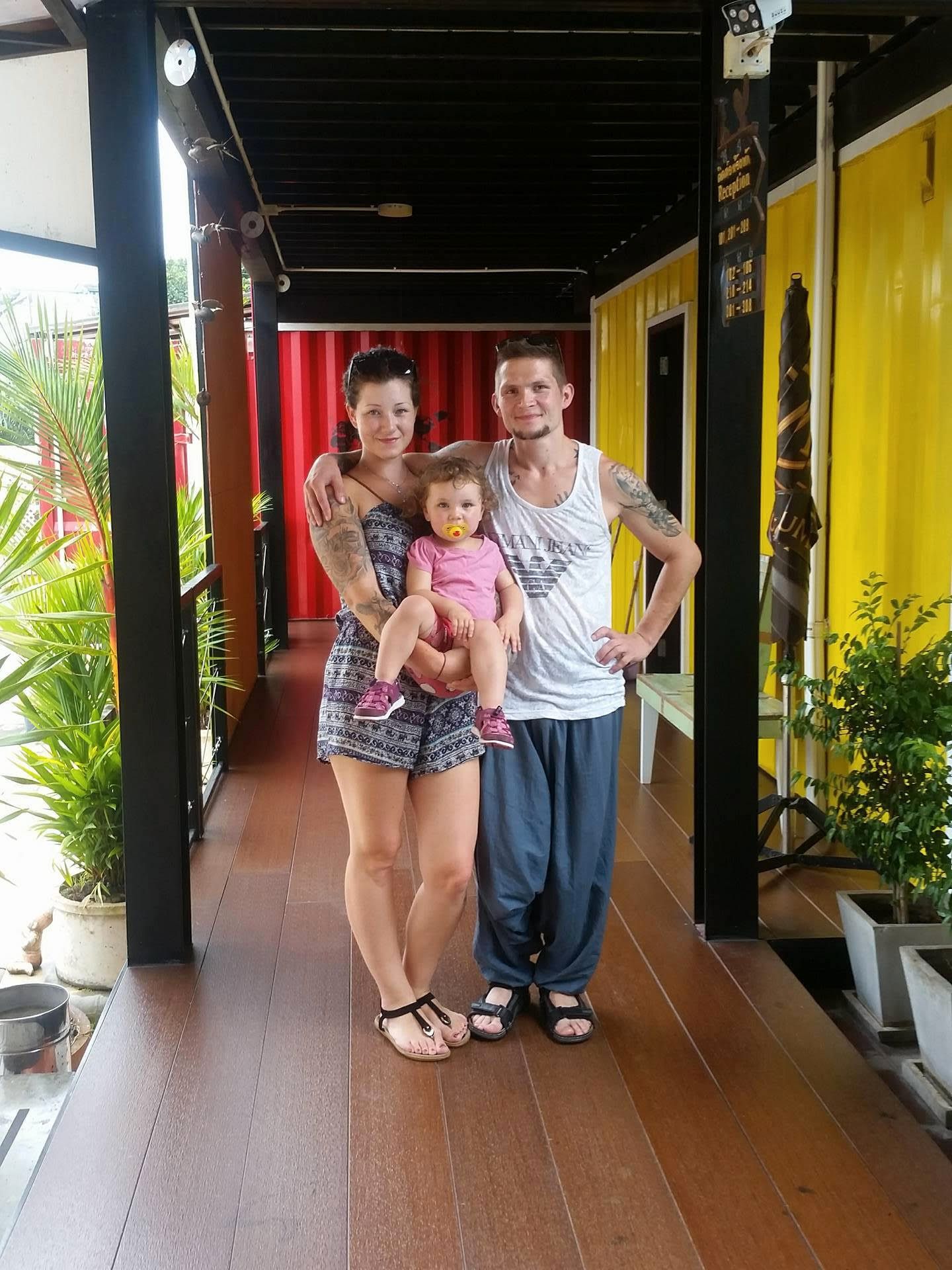 Elise og Robert sammen med dattera Wendy-Louise i Thailand. Planen er å «backpacke» i eksotiske land fram dattera starter på skolen. 
