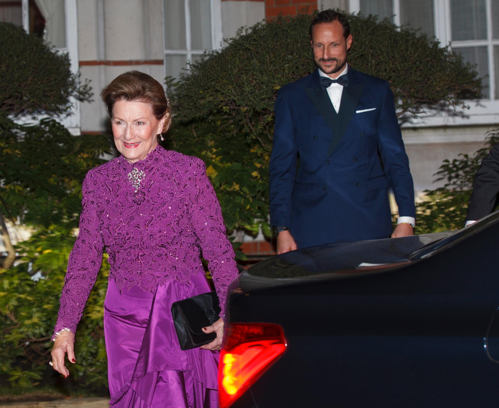  Dronning Sonja og kronprins Haakon i London. Her på vei til mottagelse og middag i anledning 70-årsdagen til prins Charles.