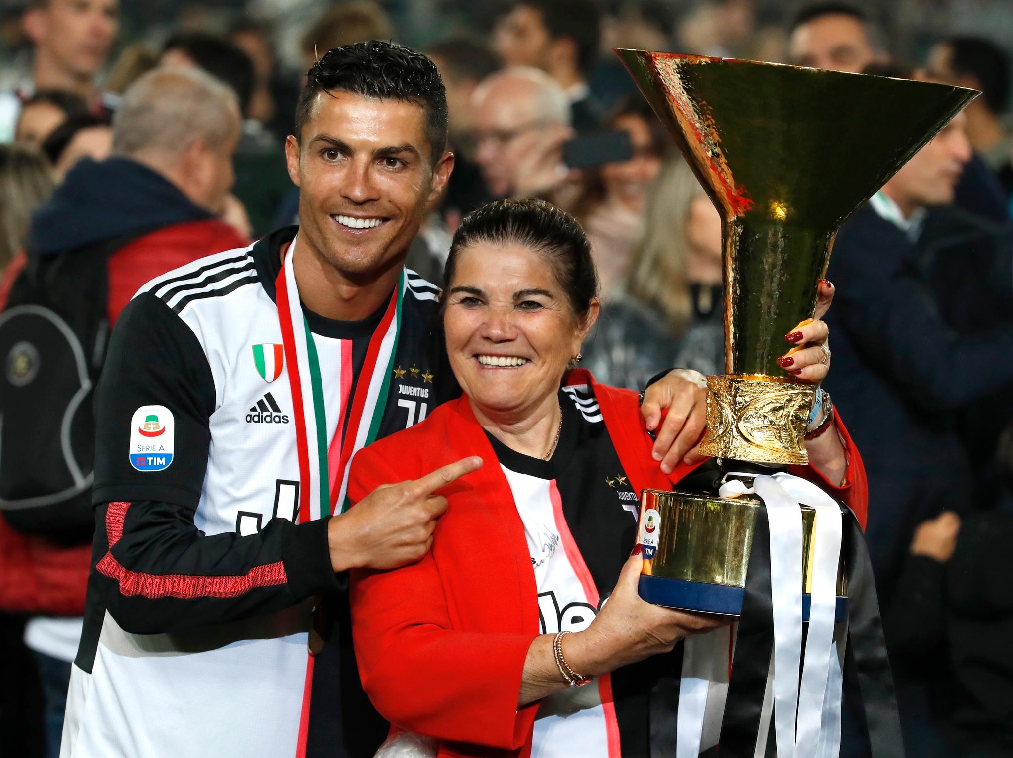 MOR OG SØNN: Cristiano Ronaldo spiller fotball for arabiske Al-Nassr den dag i dag. Her er han imidlertid avbildet med mor Dolores Aveiro etter at Ronaldo vant Serie A med Juventus i 2019.