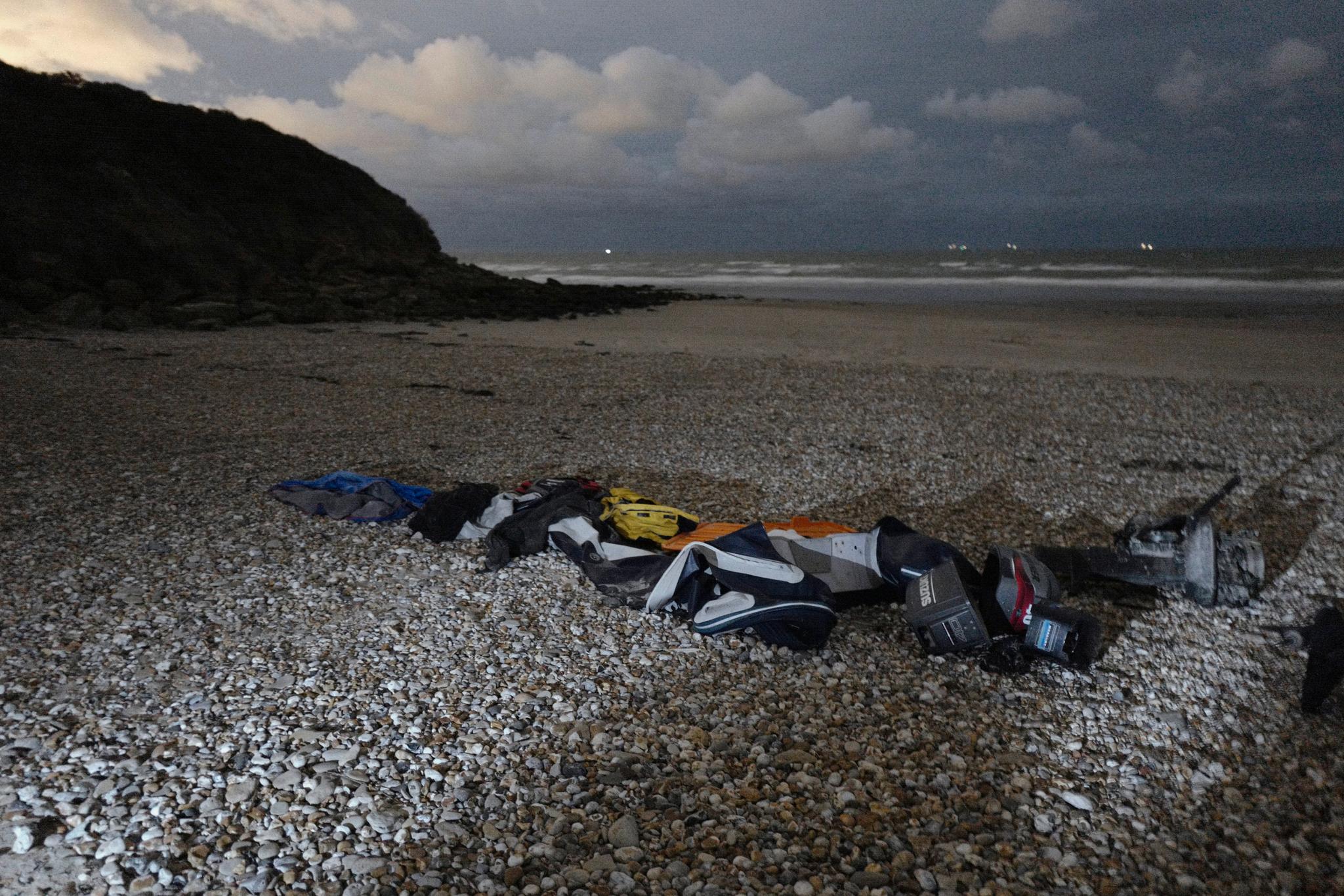 Svømmevester, soveposer og en ødelagt, oppblåsbar gummijolle ligger igjen på stranden i Wimereux, nord i Frankrike. 