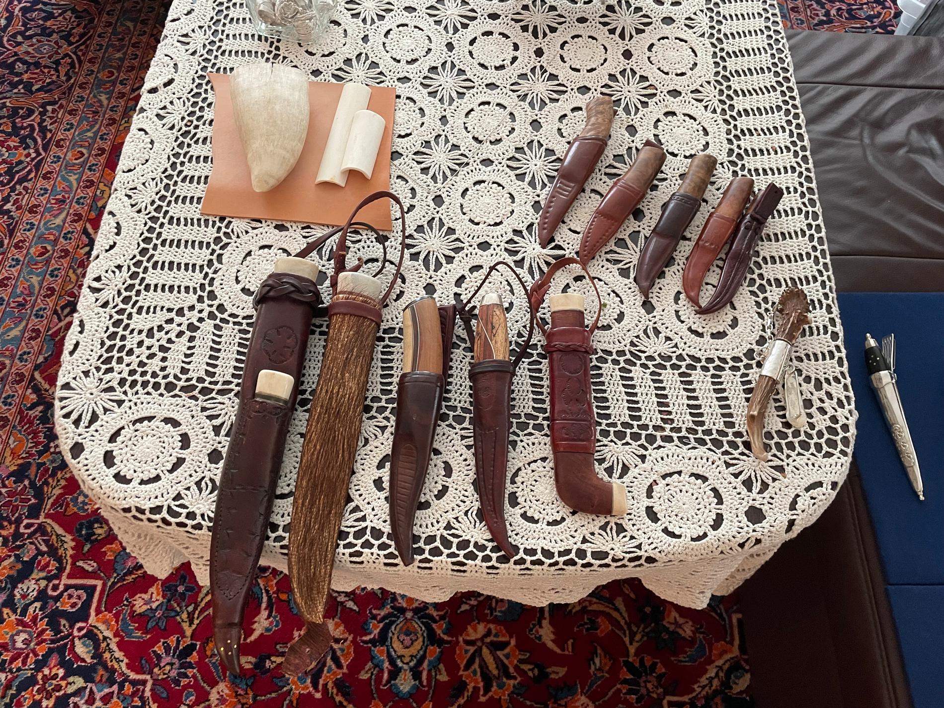 STOR UTSTILLING: Siden Anders Rørheim begynte å lage sølvknivar i 2006 har han bygd seg opp ein god samling. 
