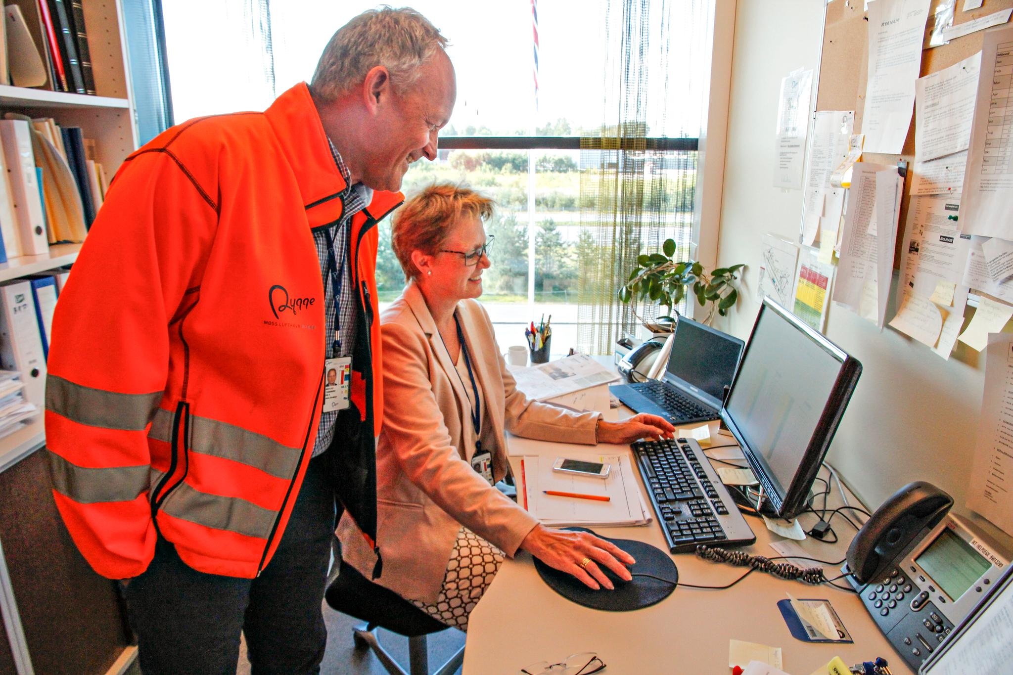 Administrasjonssekretær Ellen Sandnes Andreassen og flyplass-sjef Pål Tandberg, Moss Lufthavn Rygge.