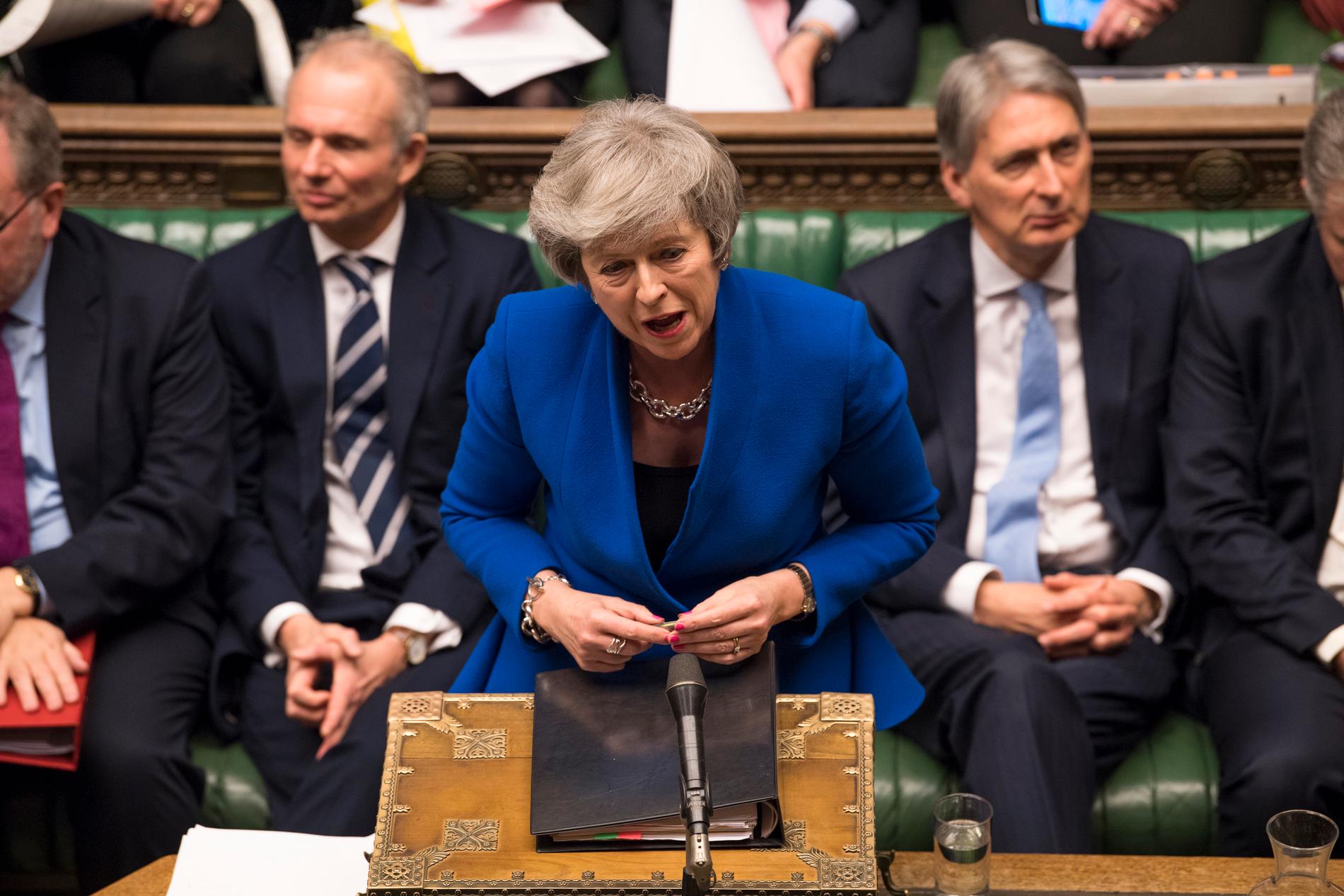 Storbritannias statsminister Theresa May har invitert til tverrpolitiske samtaler om brexit. Her er hun i Underhuset. 