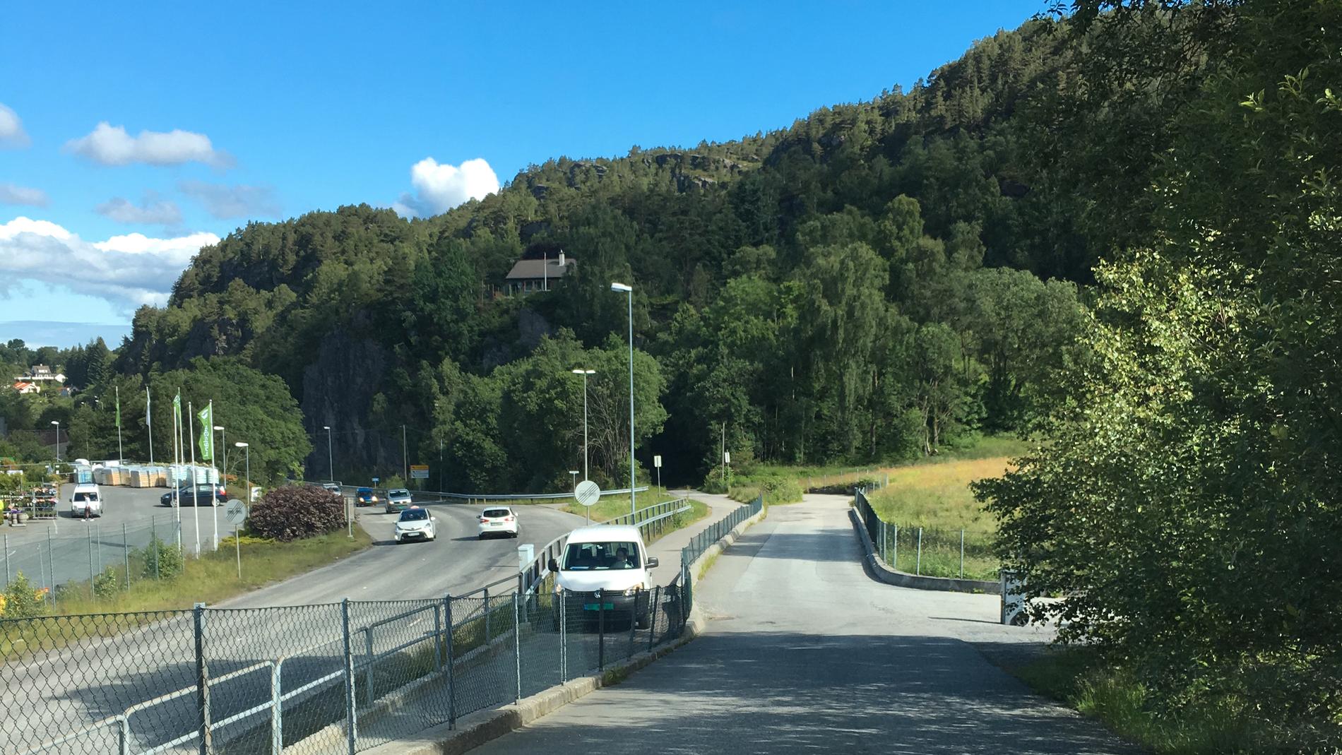 Bilen kjører ulovlig på fortauet i retning sørover forbi bomstasjonen på Juvik. 