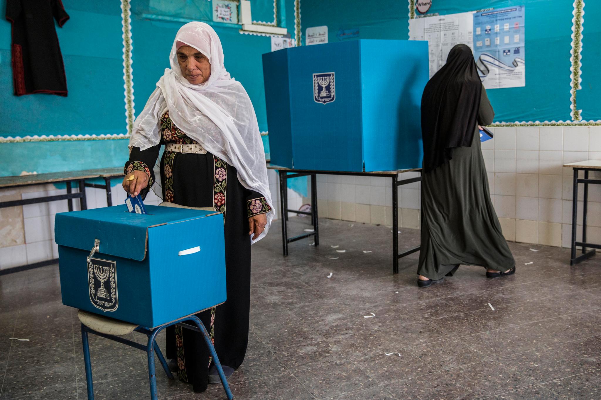 En israelsk beduinkvinne i stemmelokalet i byen Rahat. 