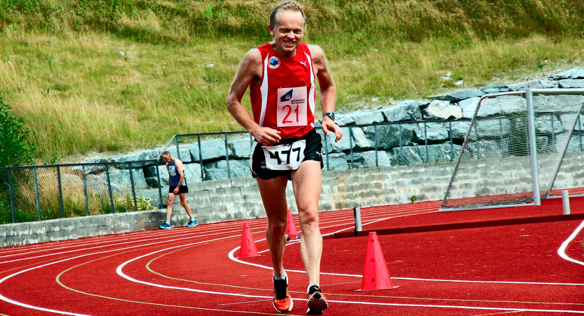 Inge Asbjørn Haugen satte like godt ny personlige bestenotering med en forbedring på sju kilometer under 24-timersløpet på Bislett i helga. Her ser vi Haugen på hjemmebane under Hornindalsvatnet maraton i sommer. ARKIVFOTO: EINAR FANNEMEL 