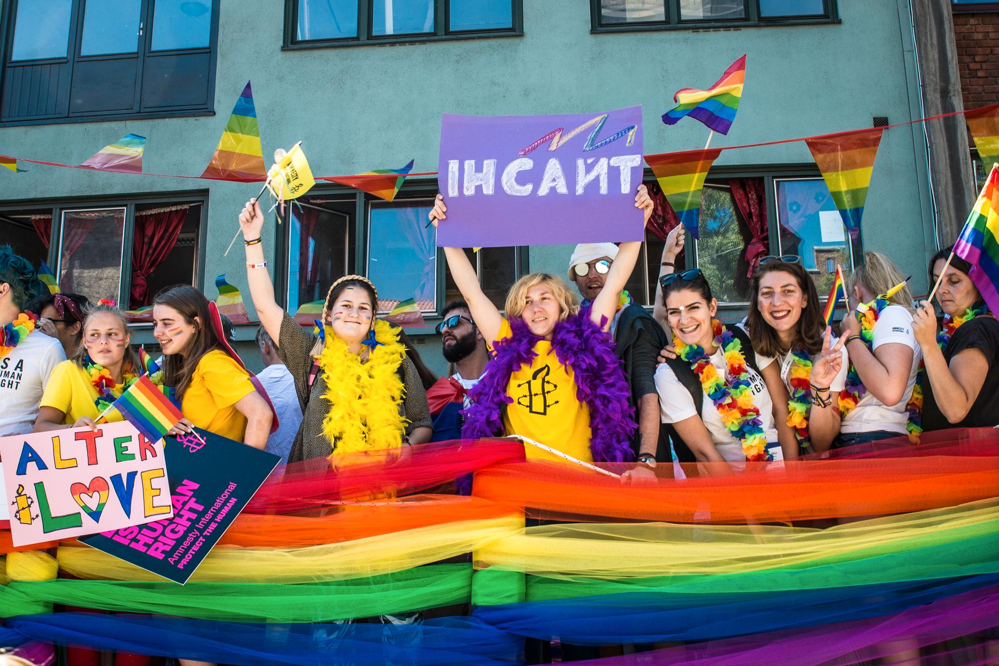  Vitalina Koval og Natalia Lobach (i midten) fra Ukraina deltok sammen med Amnesty International i paraden.  
