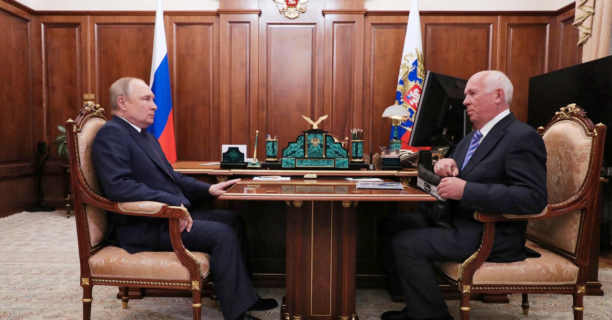 Russlands president, Vladimir Putin, og en av hans allierte, Rostec-sjef og milliardær Sergej Tsjemesov. I Russland er økonomisk, politisk og militær makt konsentrert i en ekstremt lojal elite.