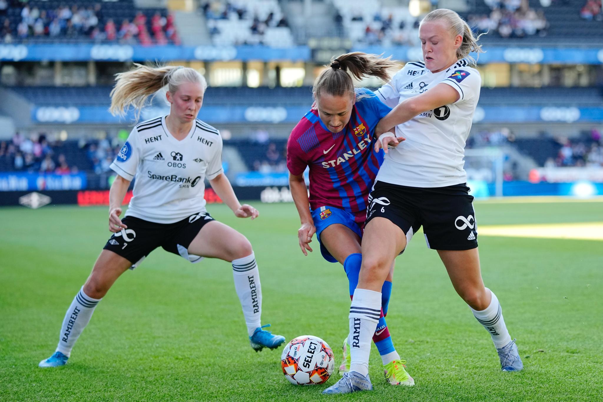 I KAMP: Barcelonas Caroline Graham Hansen mellom Rosenborgs Emilie Marie Joramo og Elin Sørum under treningskamp på Lerkendal i fjor sommer.