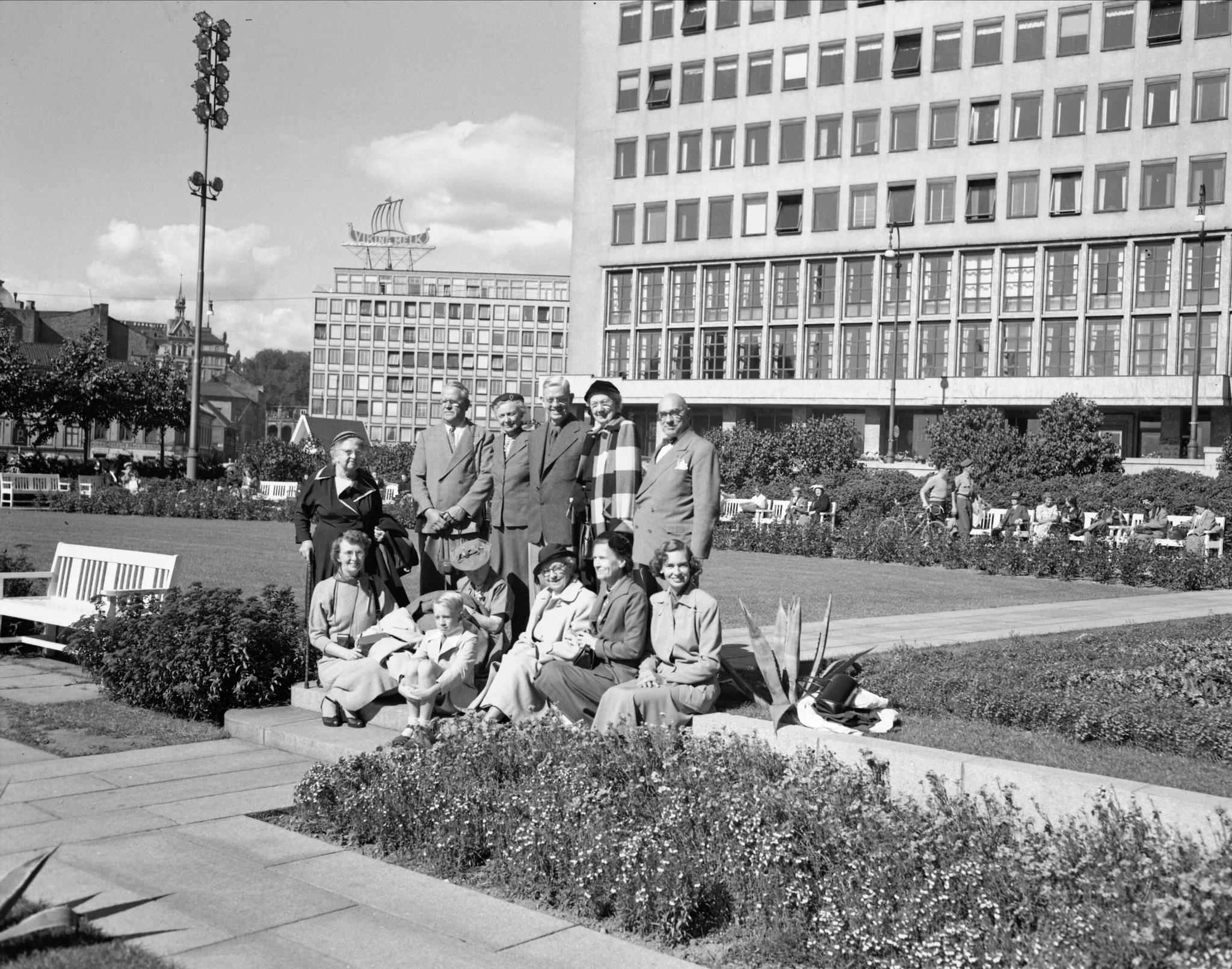 Amerikanske turister på Kronprinsesse Märthas plass, 1957. Parken ligger vest for Rådhuset. 
