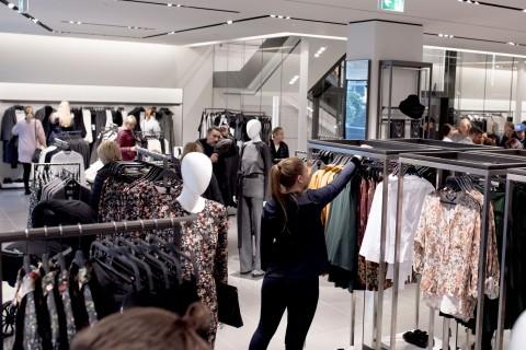 PLAGGENE PÅ PLASS: Både basic klær og klær med masse mønster var å finne på Zara i Stavanger.