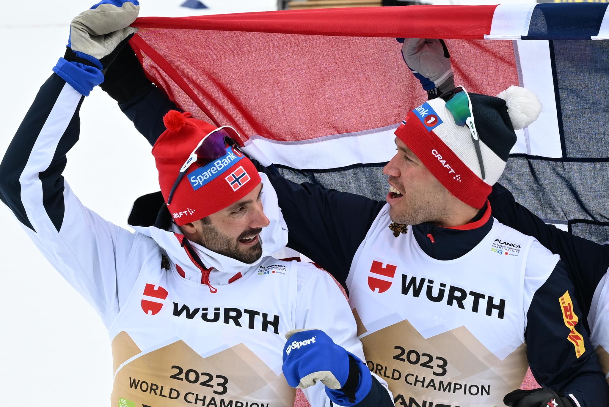 DET SISTE GULLET: Hans Christer Holund (t.v) tok sitt fjerde og siste VM-gull på herrens stafett i Planica i mars. Her sammen med Pål Golberg.