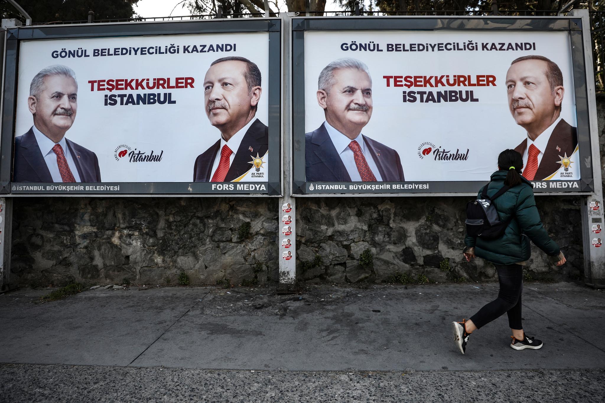 AKP ble anklaget for å ta en seier i Istanbul for gitt. «Takk, Istanbul», sto det på plakater som kom opp dagen etter valget. På plakatene var det bilder av president Erdogan og ordførerkandidat Binali Yildirim.