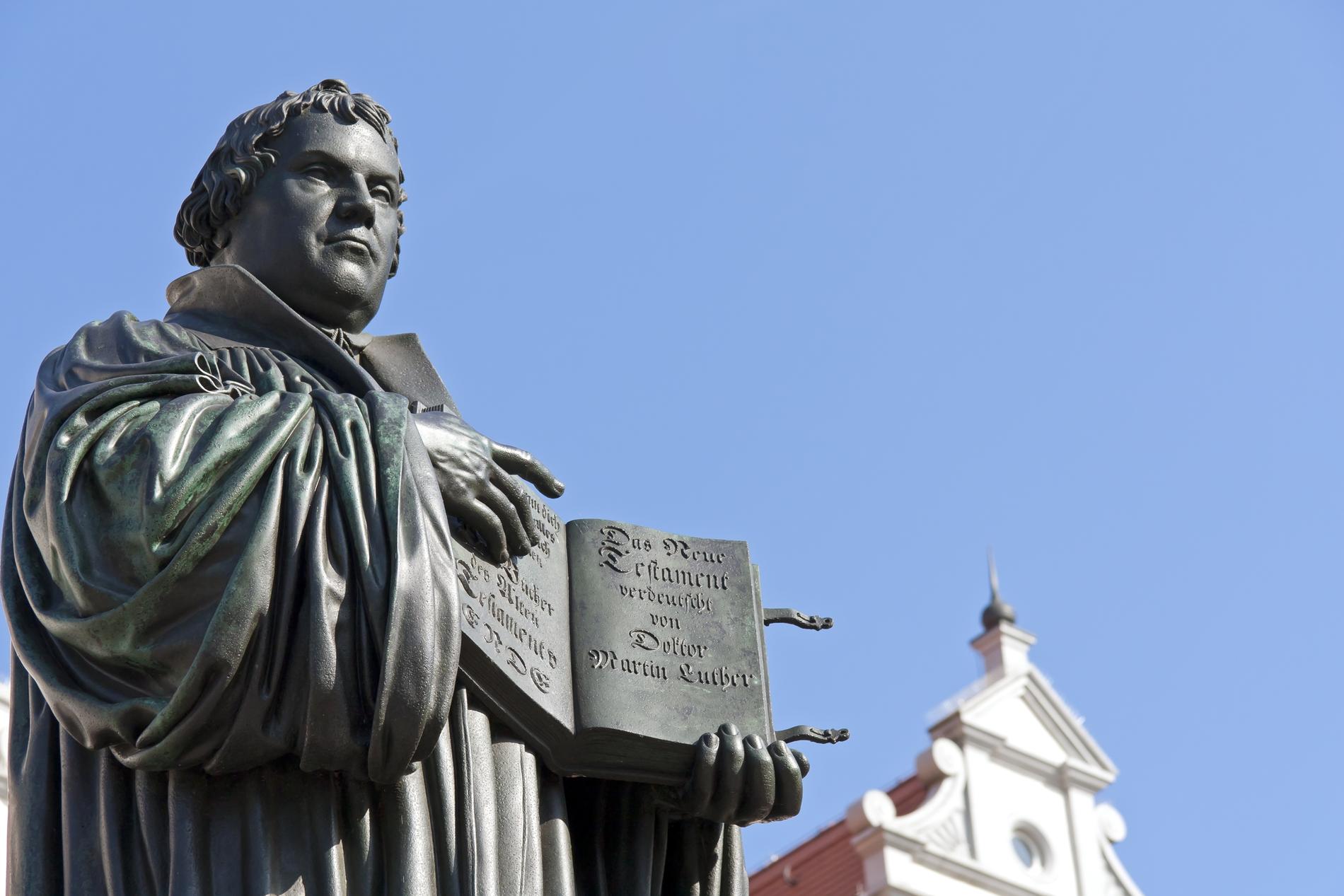Det finst Martin Luther-statuar over store delar av verda, og spesielt mange i Tyskland. På dei fleste av dei er Bibelen hans med. Her det aller første monumentet som ble reist, J. G. Schadows statue i Wittenberg frå 1821.