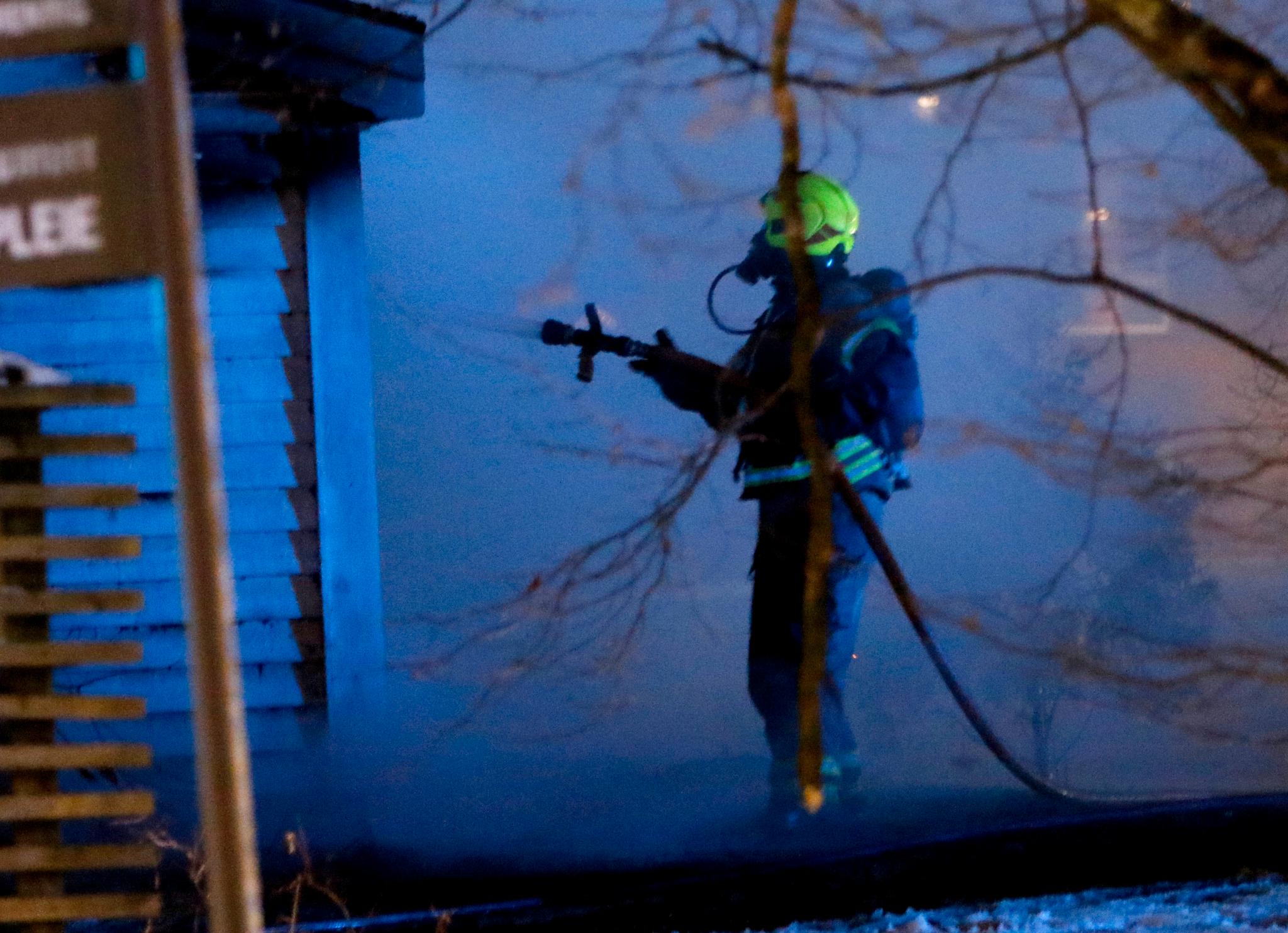  Brannvesenet jobber med å slukke brann i et rekkehus i Borre i Vestfold lørdag kveld.  