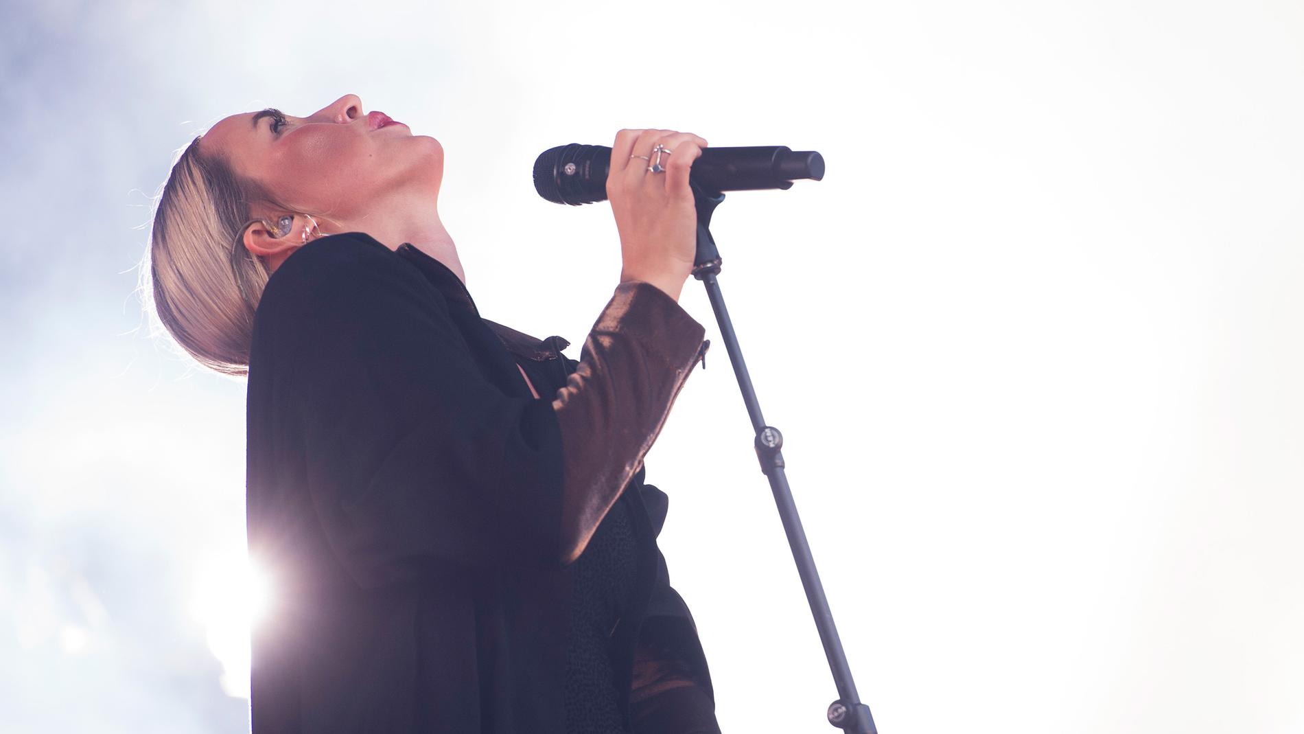 Highasakite har konsert i DNB Arena på lørdag. Her er vokalist Ingrid Helene Håvik da bandet spilte på Utopia-festivalen i 2017. 