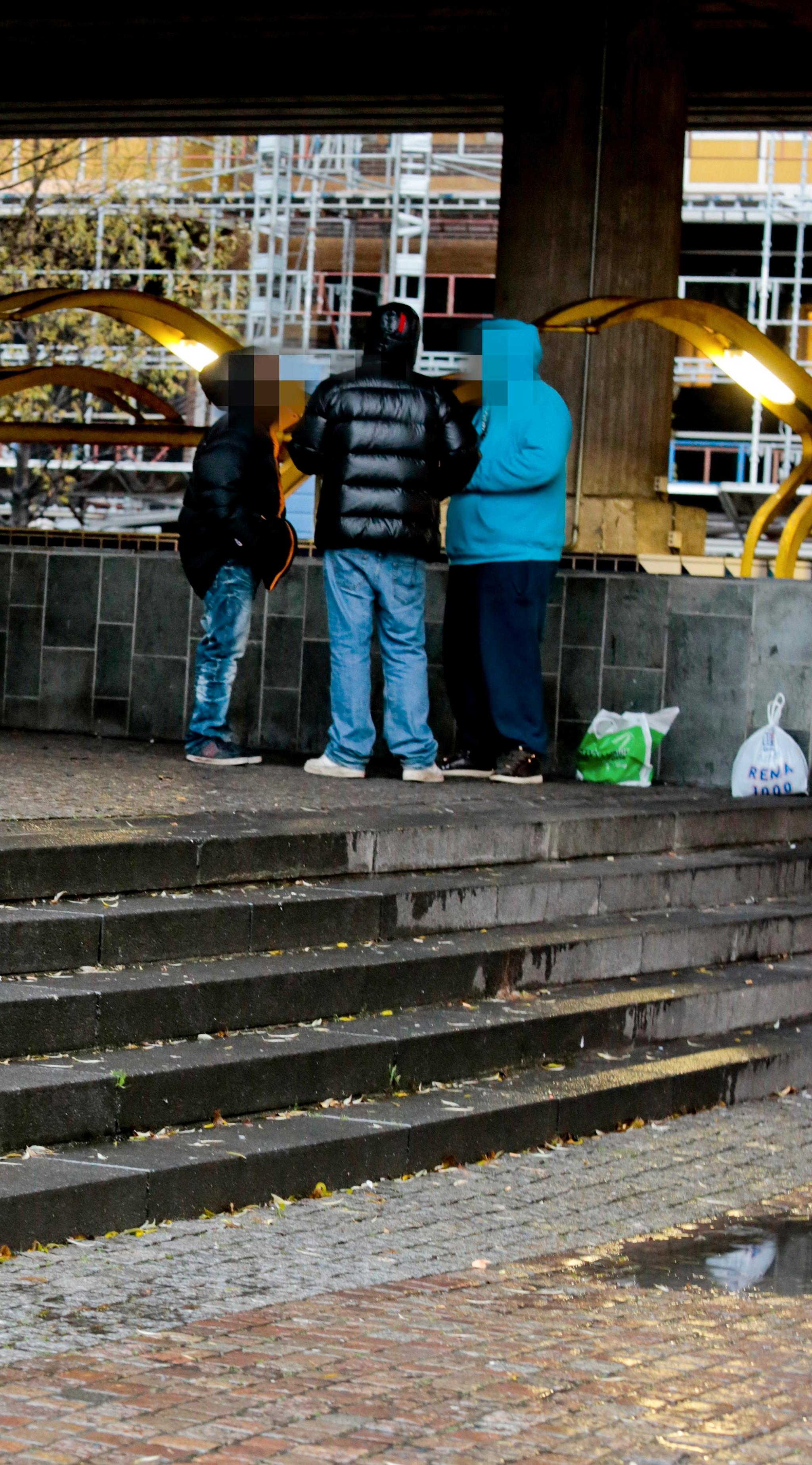Noen fortvilte foreldre sender sine unge til utlandet for å få dem unna kriminelle gjenger og rusmiljøer. Men Oslo-politiets gatepatrulje ser at mange unge som er blitt sendt vekk, ofte kommer tilbake til en enda mer rotløs tilværelse med rusmisbruk og kriminalitet i Oslo. 