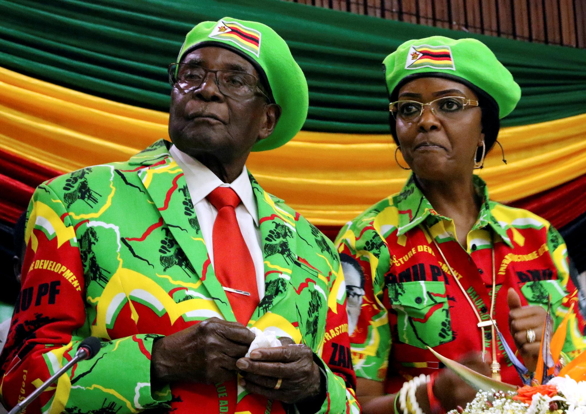 Zimbabwes president Robert Mugabe og hans kone Grace fotografert på et møte i ungdomsorganisasjonen til Mugabes parti ZANU-PF 7. oktober i år.