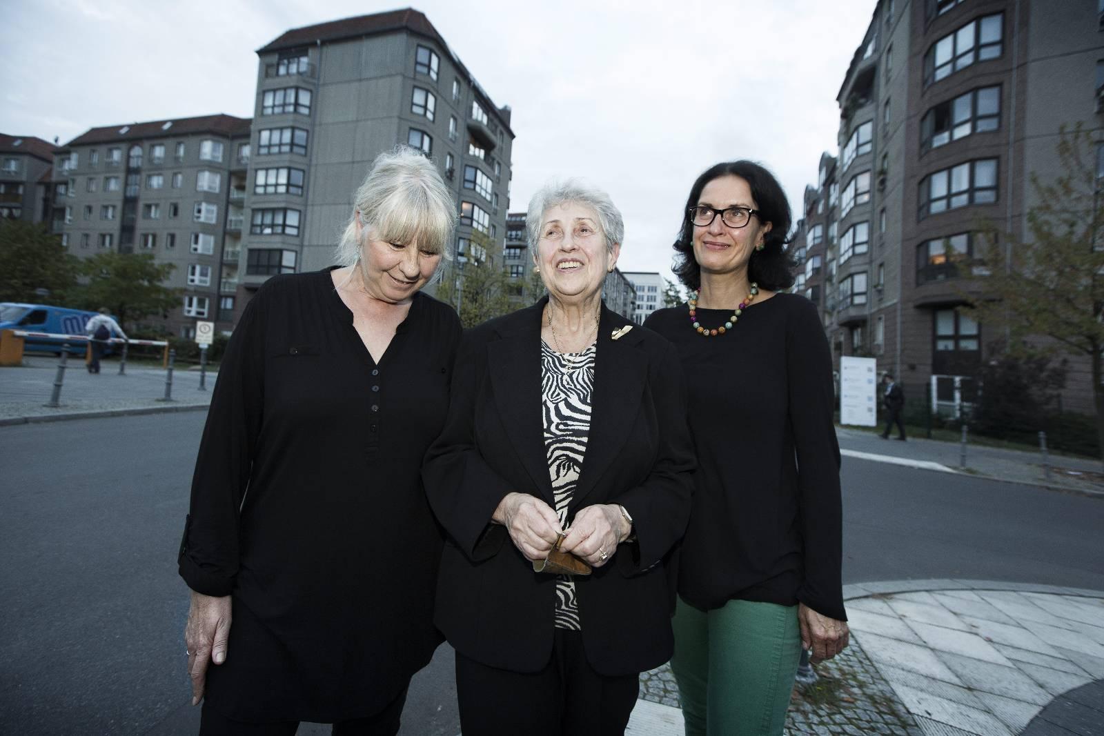 Irene Kwast, Edith Keisewetter-Giese og Helke Peisker bor fortsatt i øst. De synes det er vanskelig å feire Murens fall, for de føler de mistet mye i overgangen, selv om de ikke savner begrensningene fra DDR-regimet. 