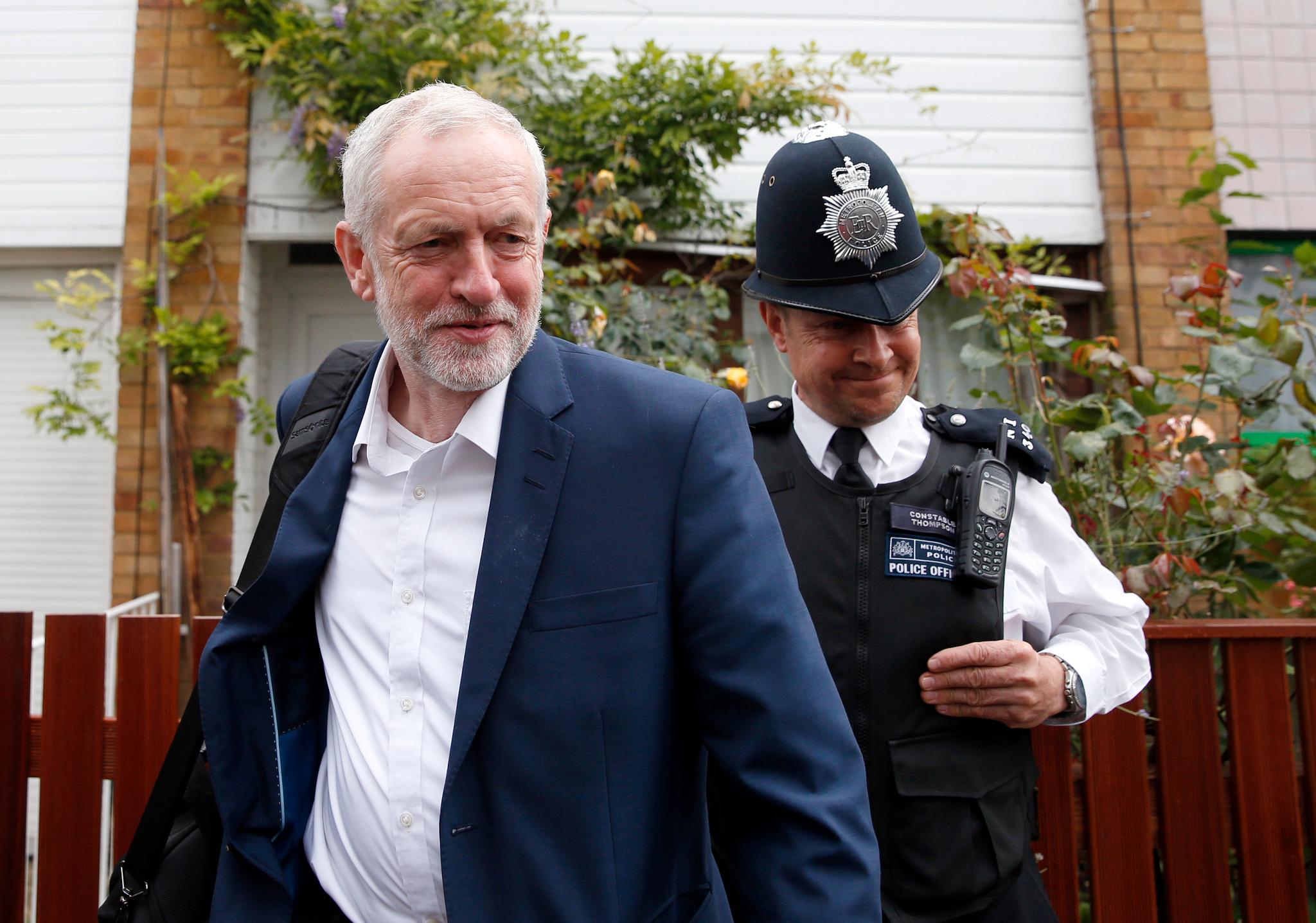 Medieoppbudet utenfor huset til Labour-leder Jeremy Corbyn var så stort etter opprøret mot ham at politiet måtte holde orden. Her fra da han forlot hjemmet sitt 13. juli.