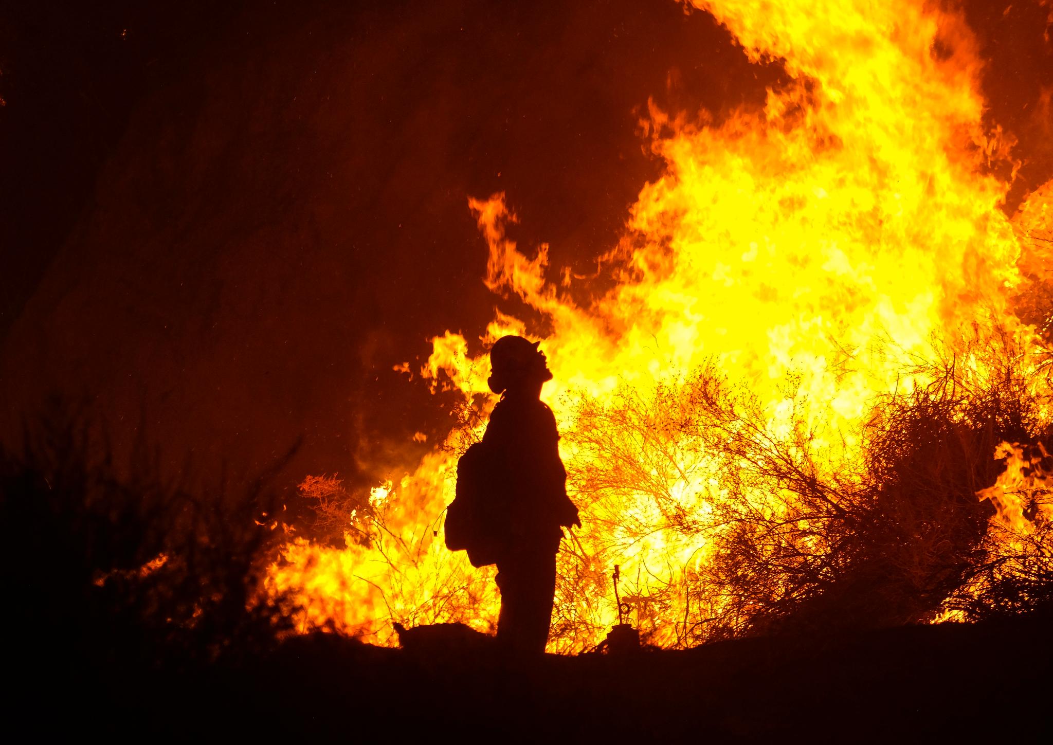 En brannmann ved Cleveland National Forest i California torsdag forrige uke. 