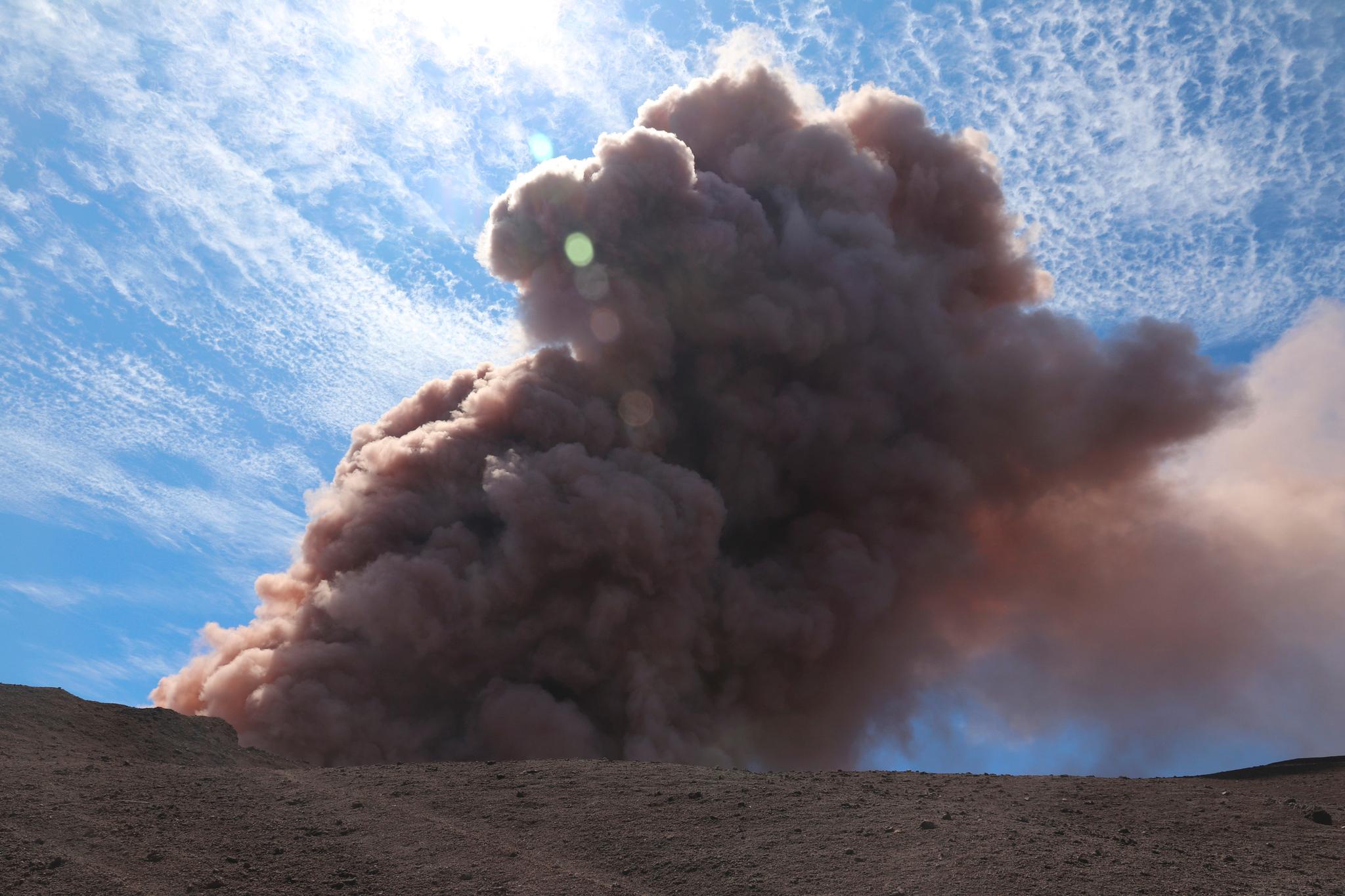  U. S. Geological Survey har offentliggjort dette bildet av en røyksky som stiger fra Kilaueaa-vulkanen og krateret Puu Oo på Hawaii etter en rekke jordskjelv. 