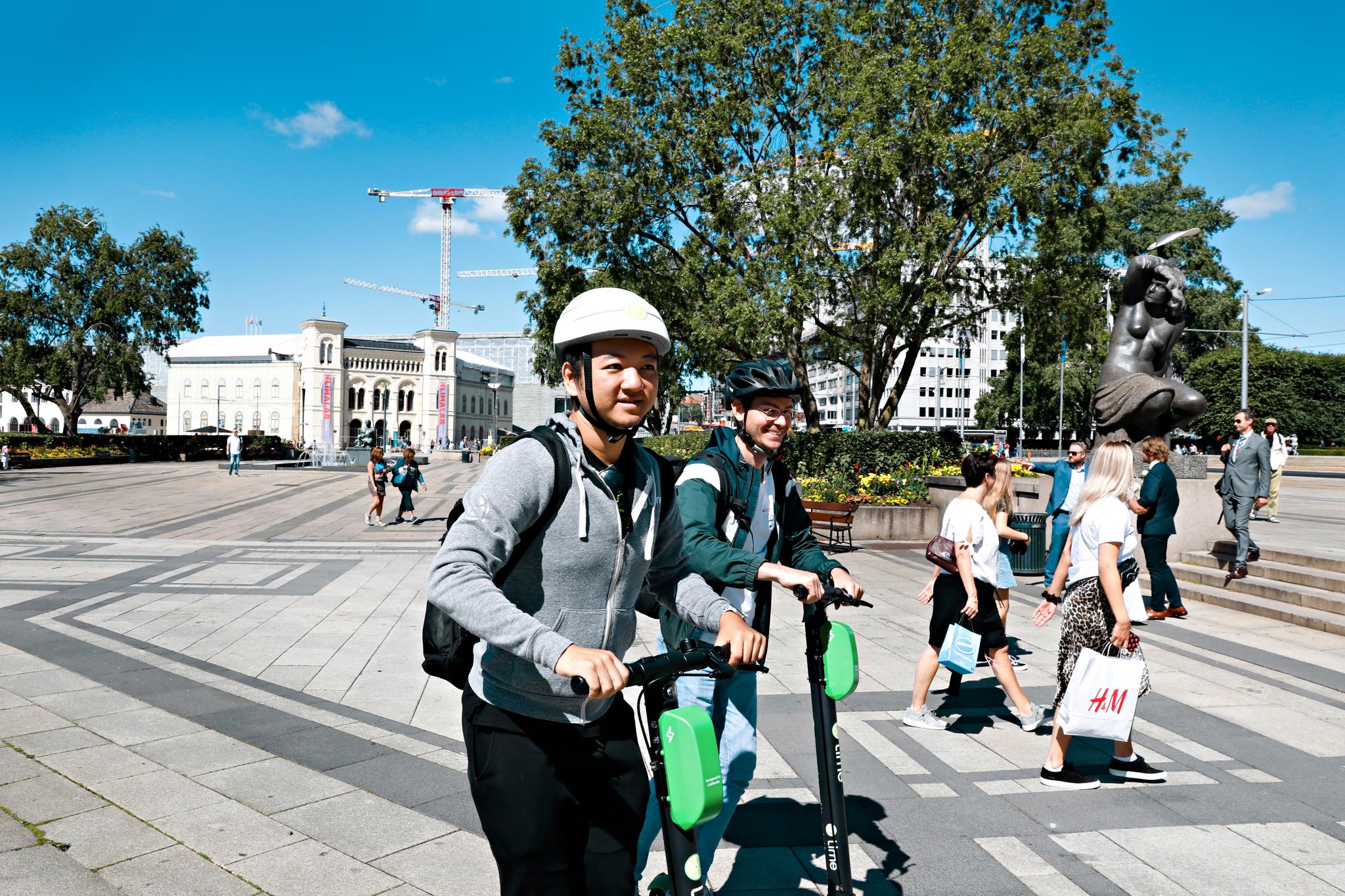 Toby Sun og Jeremy Picard sjekker kjøreforholdene på Rådhusplassen i Oslo.