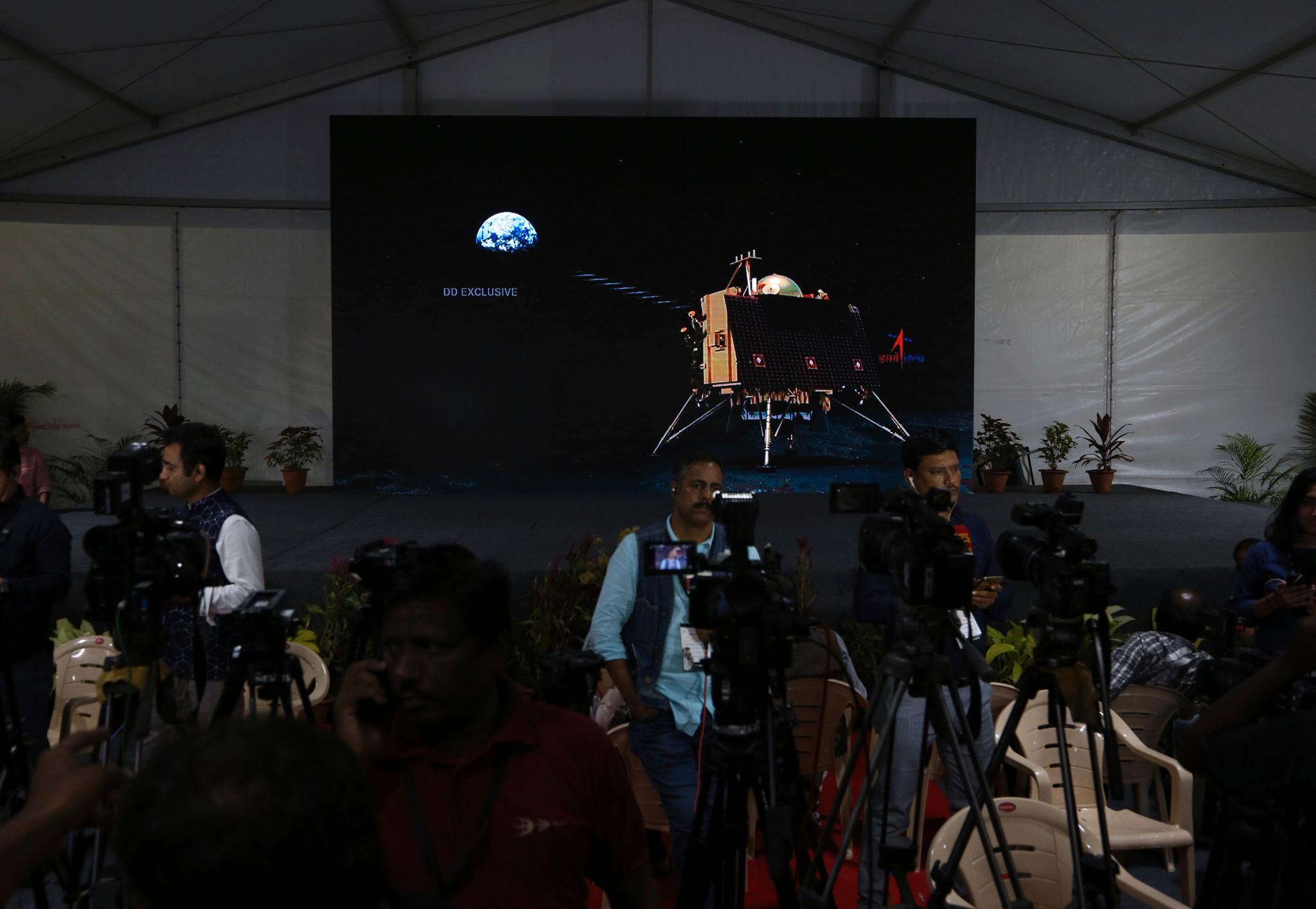 Animert grafikk på skjerm viser Chandrayaan-2s landingsmodul i den indiske romforskningsorganisasjonen ISROs mediesenteret i Bangalore fredag. Nå har de mistet kontakten. Foto: Aijaz Rahi / AP / NTB scanpix