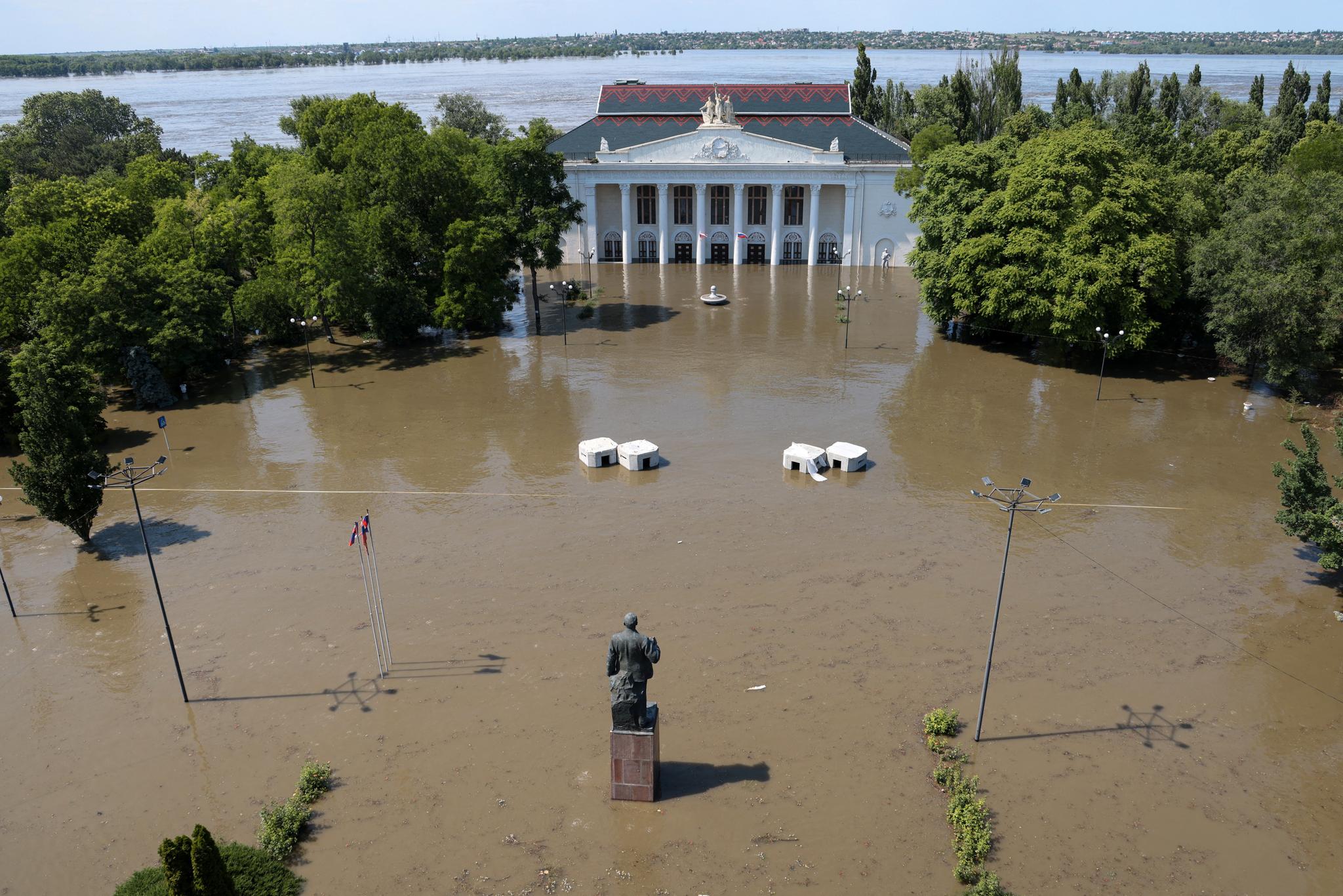 Den russiskokkuperte byen Nova Kakhovka ligger like ved demningen. Byen ligger allerede delvis under vann. 