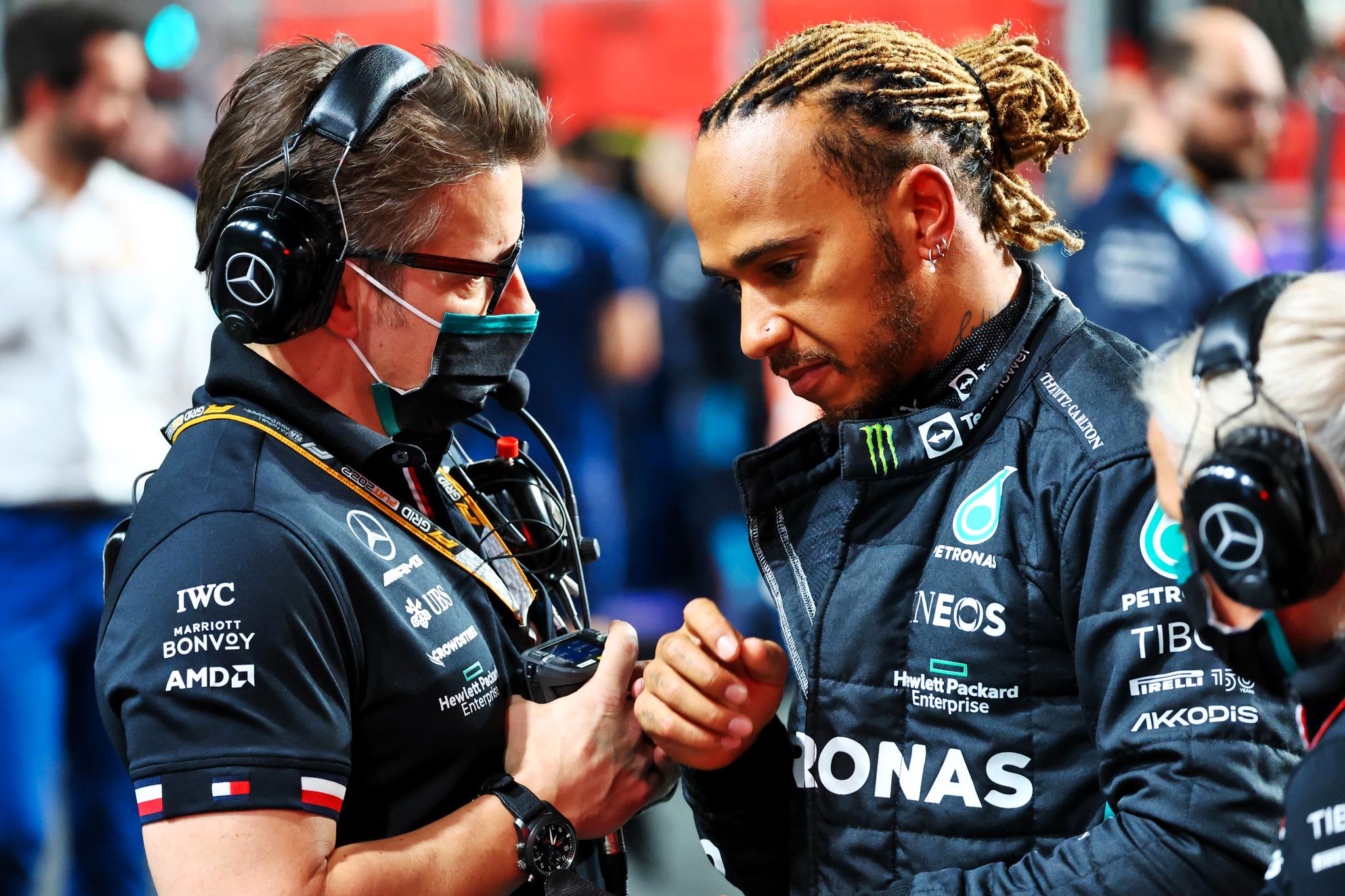 MYE Å DISKUTERE: Mercedes’ mekaniker Peter Bonnington sammen med Lewis Hamilton i Saudi-Arabia. 