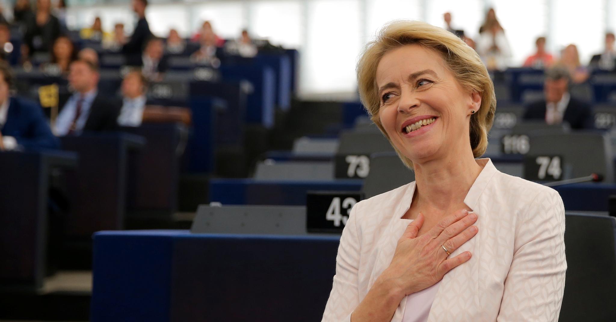 Ursula von der Leyen reagerer på seieren i Europaparlamentet da hun ble valgt til leder av EU-kommisjonen, riktignok med knapt flertall.