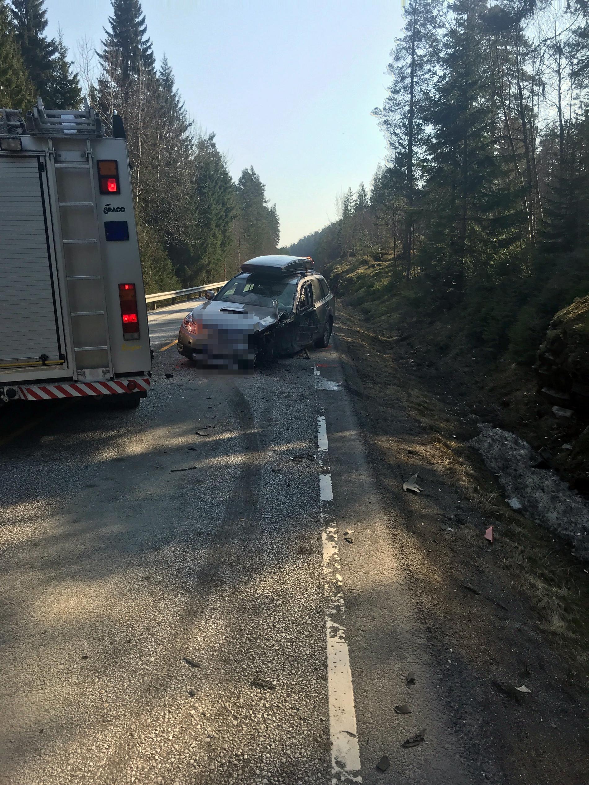 UNDERSØKES: To av de fire som satt i personbilen er sendt til sentralsjukehuset i Førde, mens de to andre er sendt til legevakten for sjekk etter ulykken.