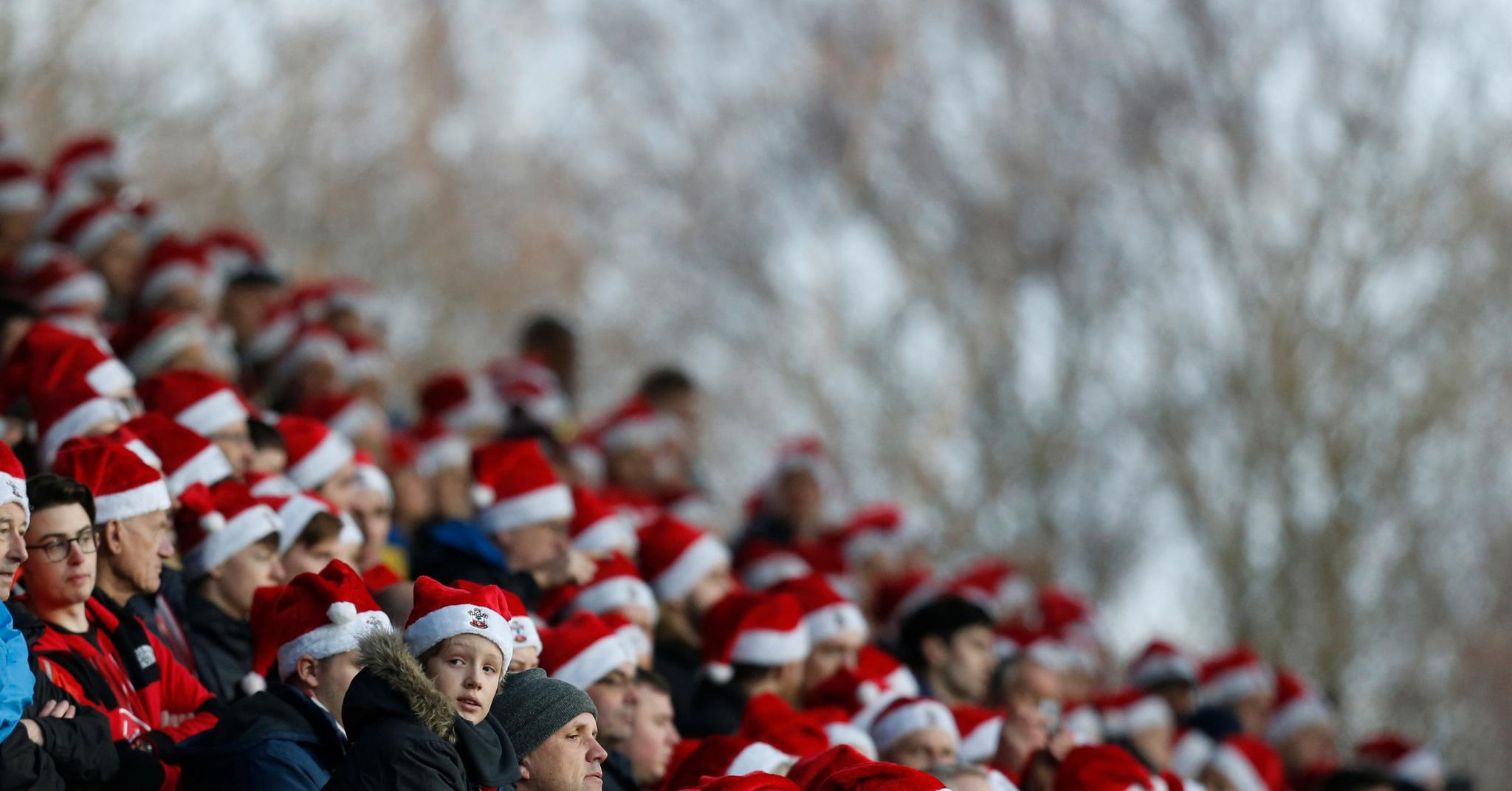 En engelsk fotballkamp oppunder jul kan skilte med tusenvis av nisser. Her fra en Premier League-kamp mellom Huddersfield og Southampton på John Smith’s Stadium. 