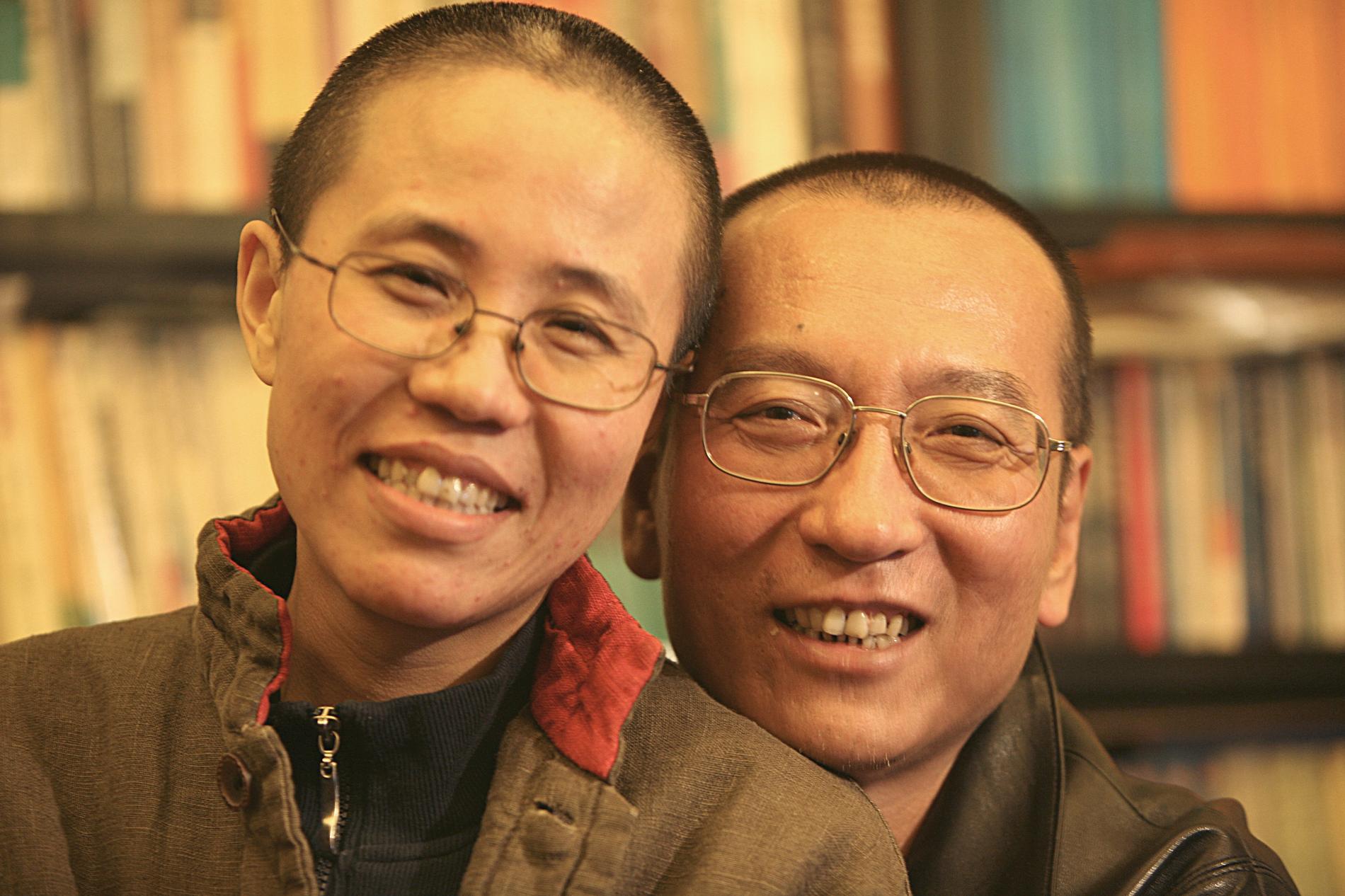 FORSVUNNET: Advokaten til nobelprisvinner Liu Xiaobo (t.h) sier han ikke får tak i kona Liu Xia, som lørdag skulle besøke ektemannen i fengselet og fortelle ham at han har vunnet fredsprisen. ARKIVFOTO: Scanpix.