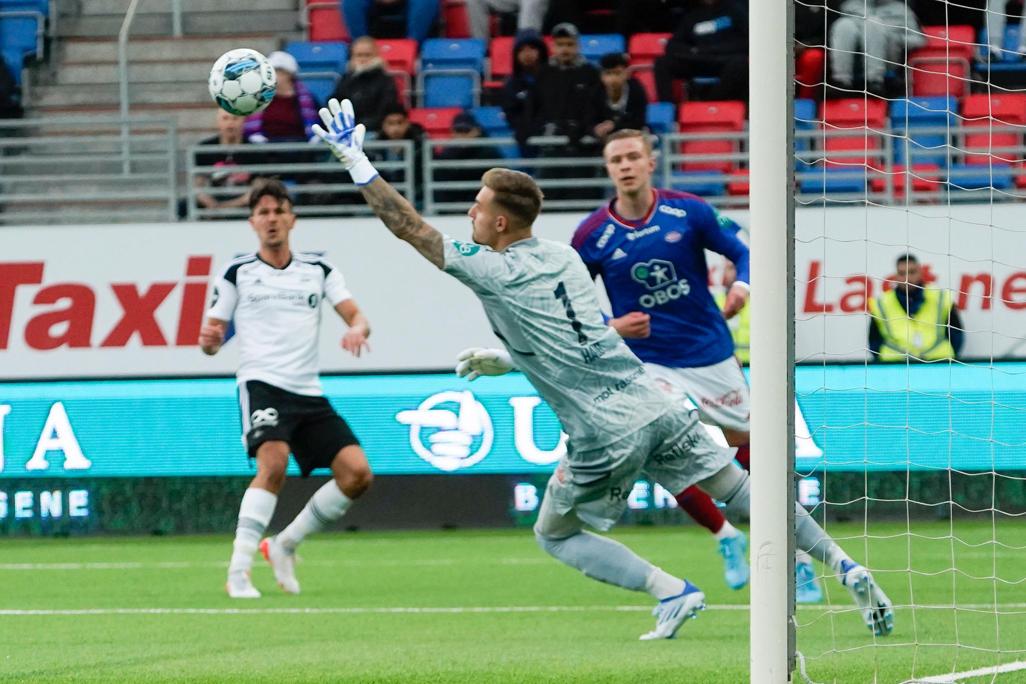 Ett av rundens høydepunkt: Stefano Vecchias lekre 2–0-mål mot Vålerenga.