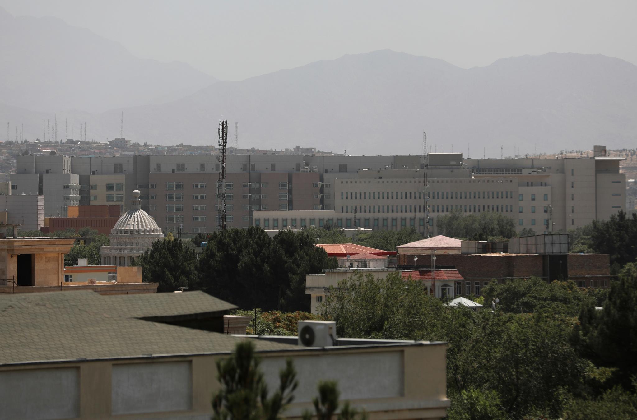  Det sendes rundt 3000 amerikanske soldater for å bistå i en delvis evakuering av de amerikanske ambassadebygningene. De første soldatene ankom Kabul fredag, resten skal ankomme innen søndag.