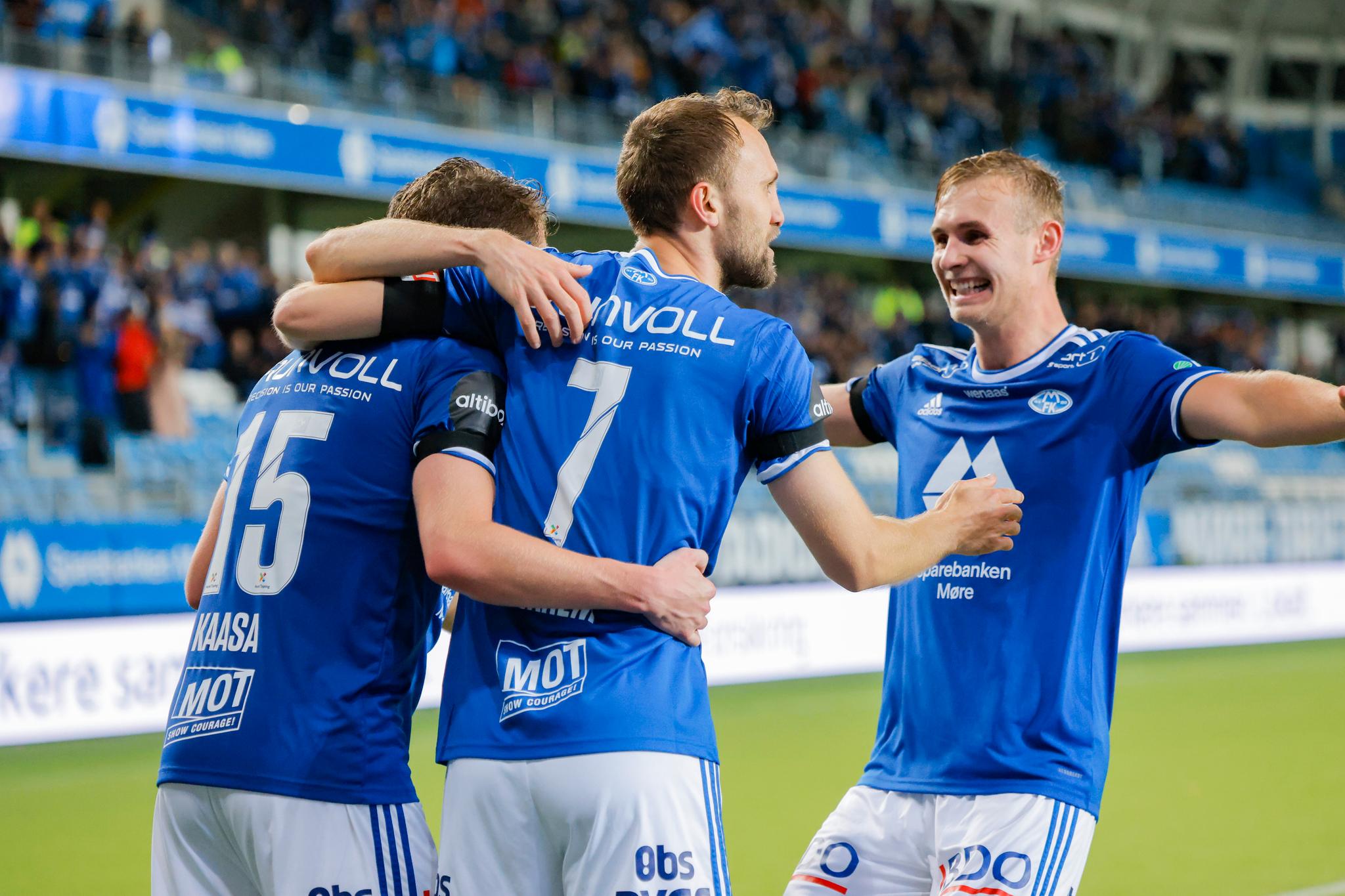 2–0: Magnus Wolff Eikrem feirer 2–0-scoring sammen med målscorer Markus Kaasa (t.v.) og Sivert Mannsverk (t.h.).