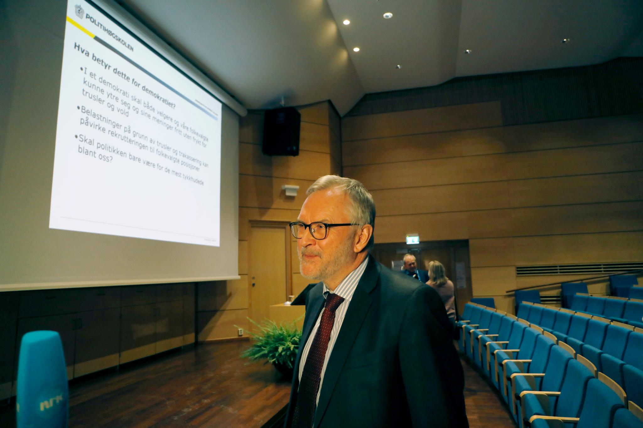 PST-sjef Hans Sverre Sjøvold mottok rapporten fra forskerne torsdag formiddag.