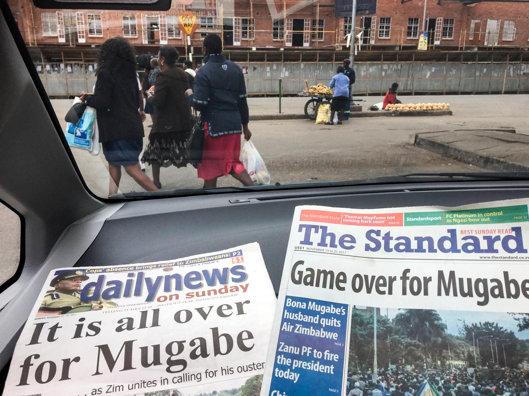 Klare meldinger på morgenavisenes forsider da Zimbabwe våknet søndag.