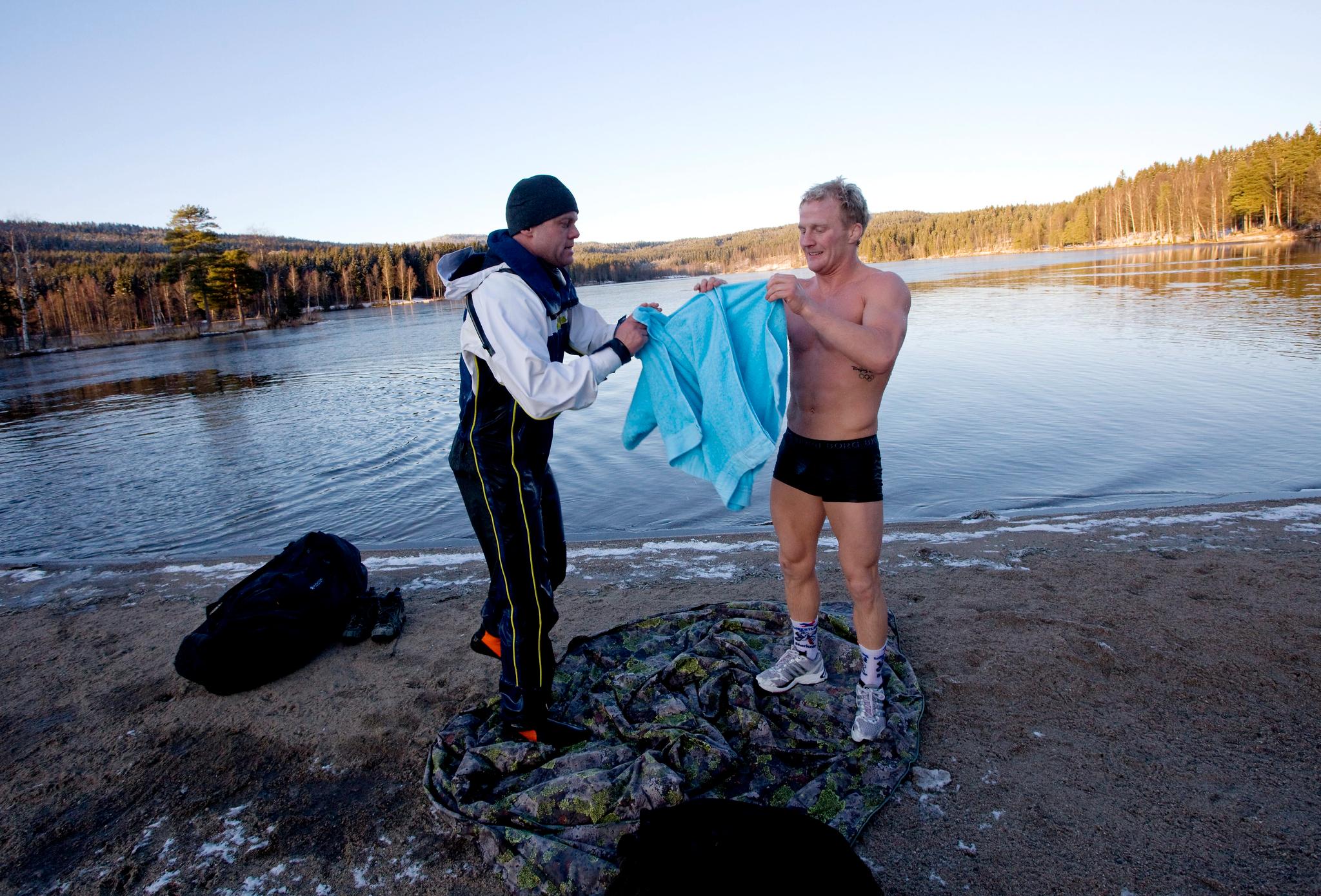 FIGHTER: Erik Bertrand Larssen jobber med tidligere landslagsbryter Stig-André Berge i 2009. Her isbader de på Sognsvann. 