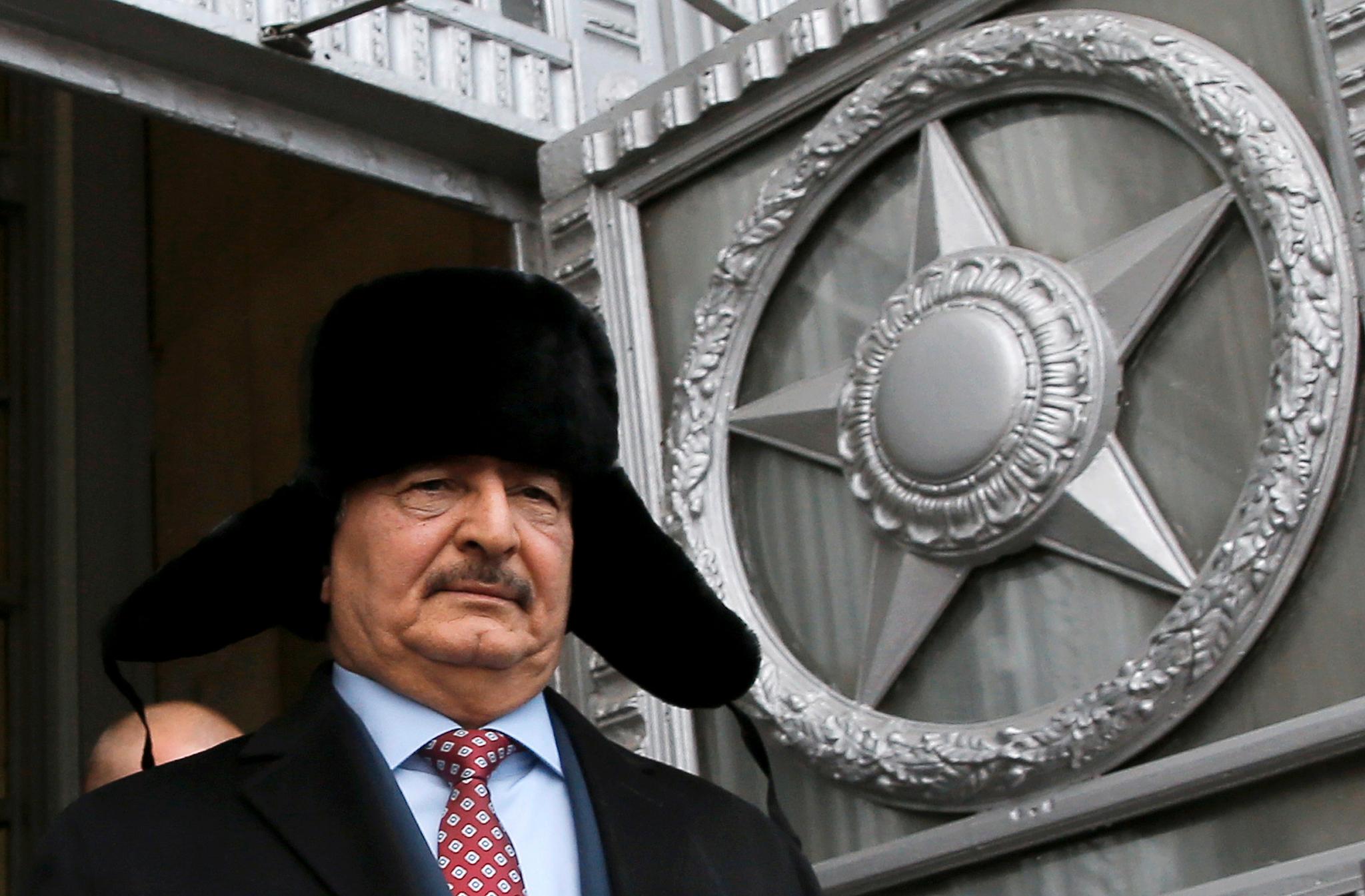 En av de mektigste krigsherrene i Libya, general Khalifa Haftar, under ett av flere besøk i det russiske utenriksdepartementet i Moskva.