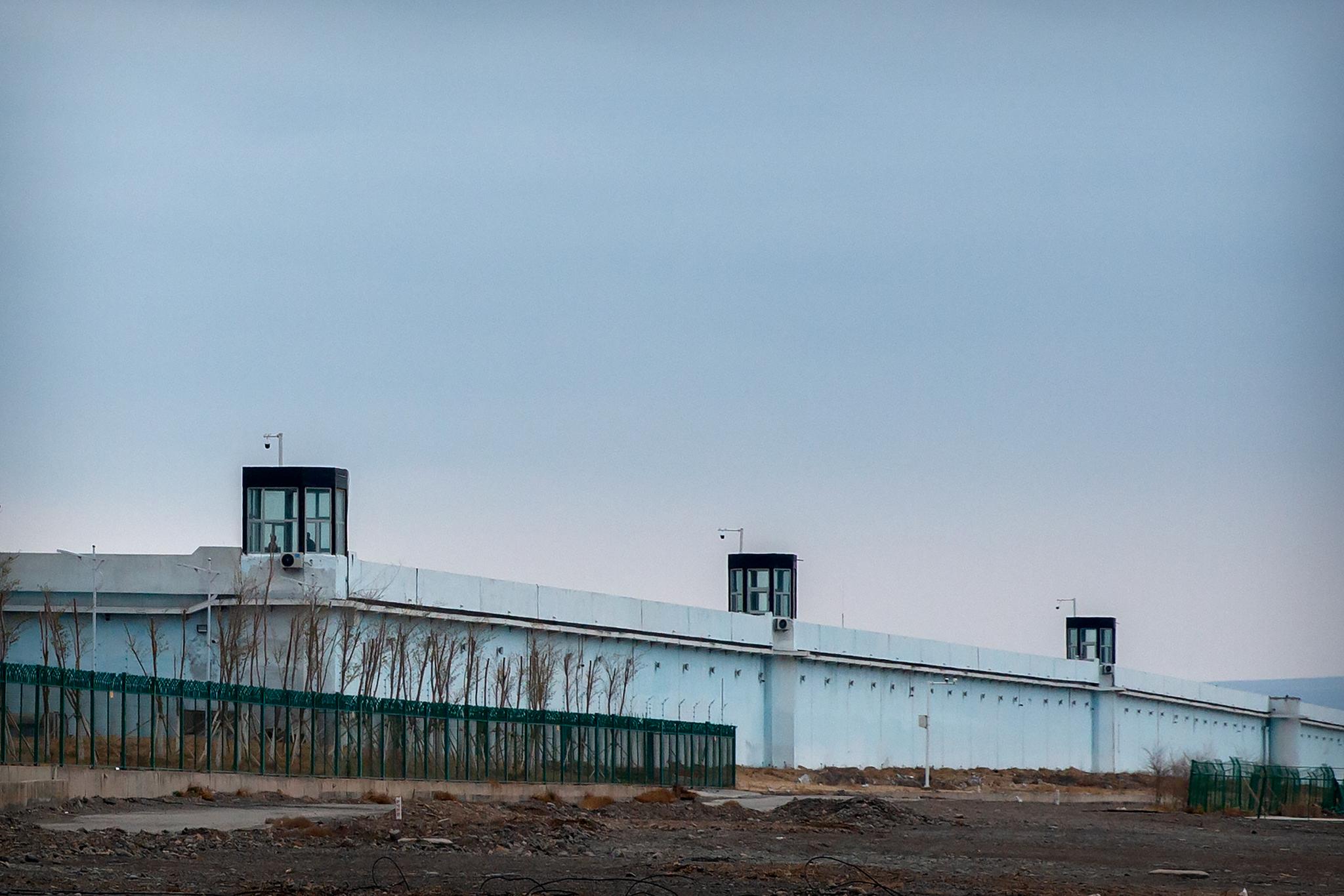 Vakttårn ved interneringsleiren Ürümqi 3 i Dabancheng vest i Xinjiang-regionen i Kina. Beijings interneringspolitikk mot uigurene og andre muslimske minoriteter kan være forbrytelser mot menneskeheten, heter det i en rapport fra FNs høykommissær for menneskerettigheter. 