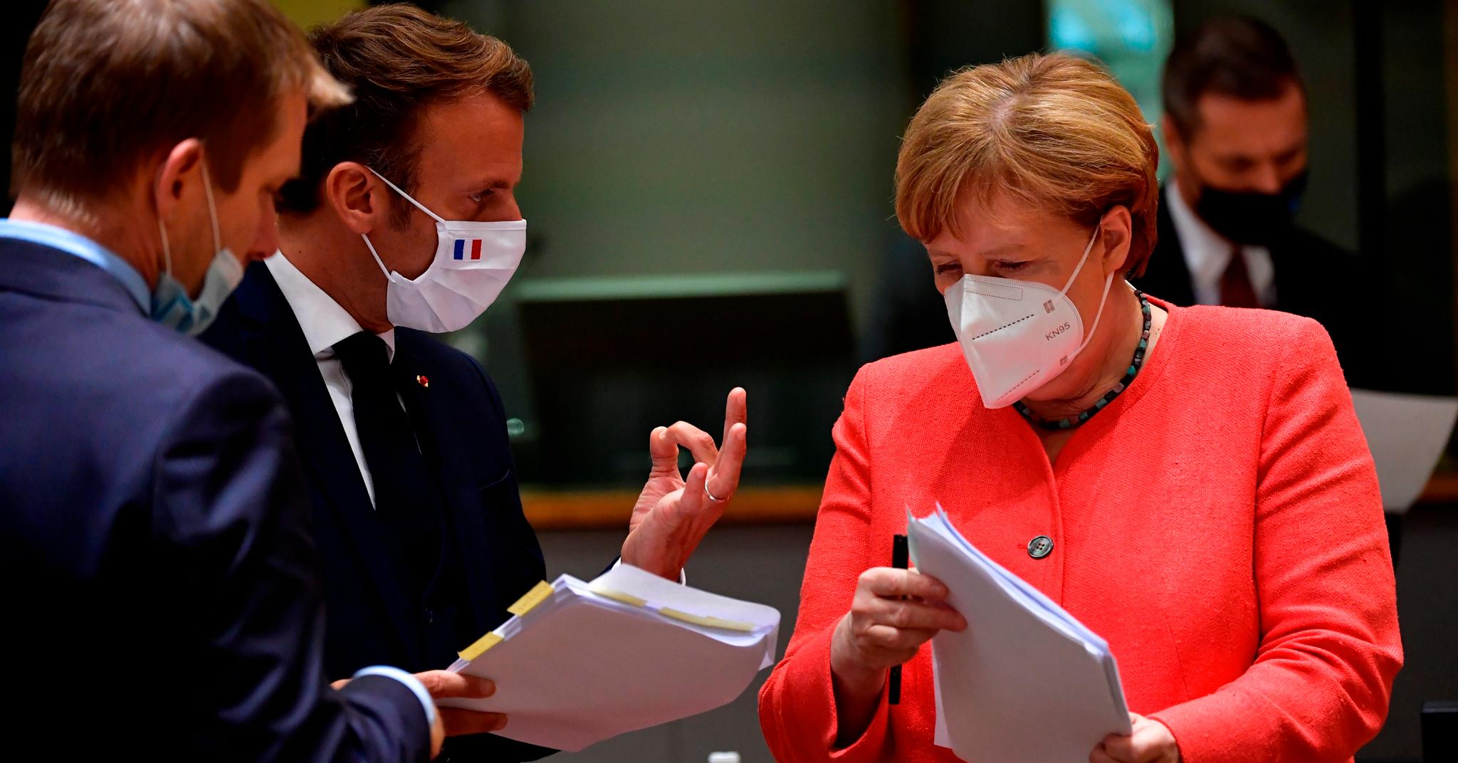 Mange og lange runder i Brussel, men til slutt fikk Emmanuel Macron og Angela Merkel gjennom krisepakken de ville ha. 
