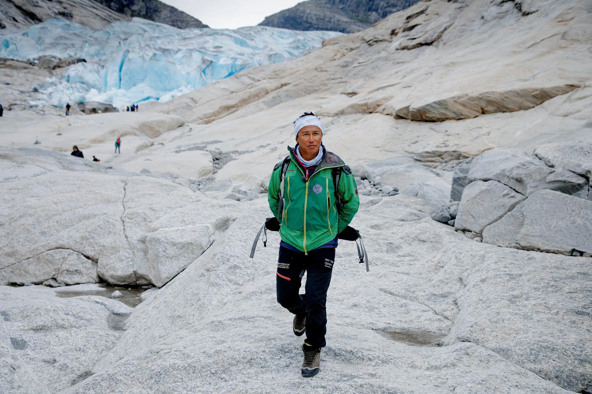 ADVARER TURISTER: Tshering Pande Bhote (42) har vært guide ved Jostedalen Breførarlag 13 somre. – Jeg advarer ofte turistene mot å gå forbi sperringene, men at de avfeier det, sier han. 