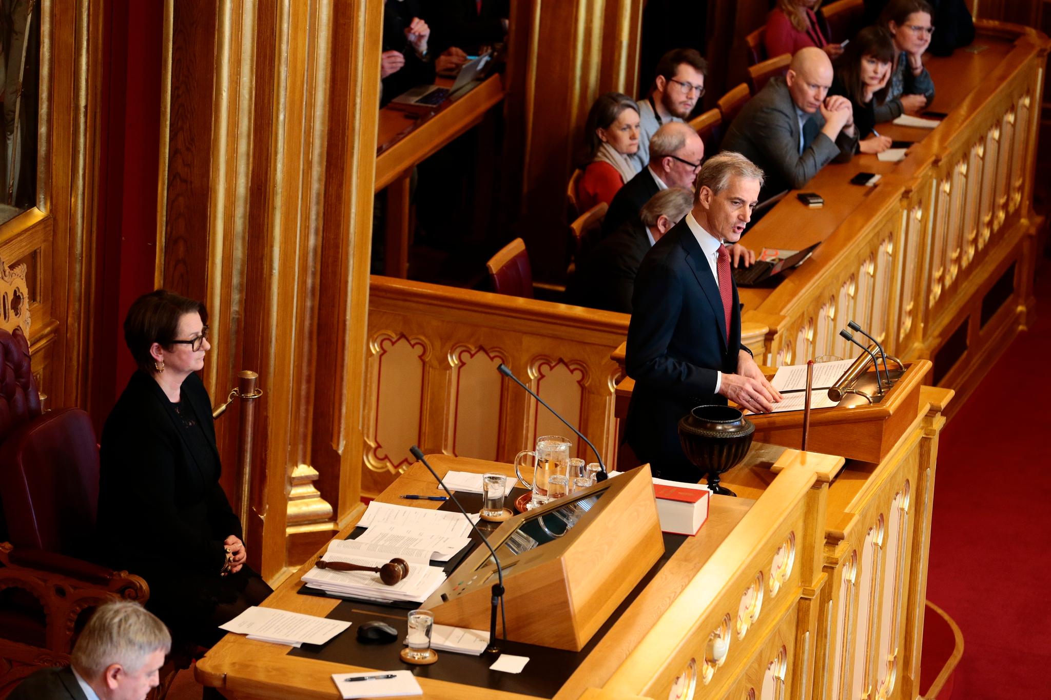 Jonas Gahr Støre på talerstolen i Stortinget torsdag formiddag.